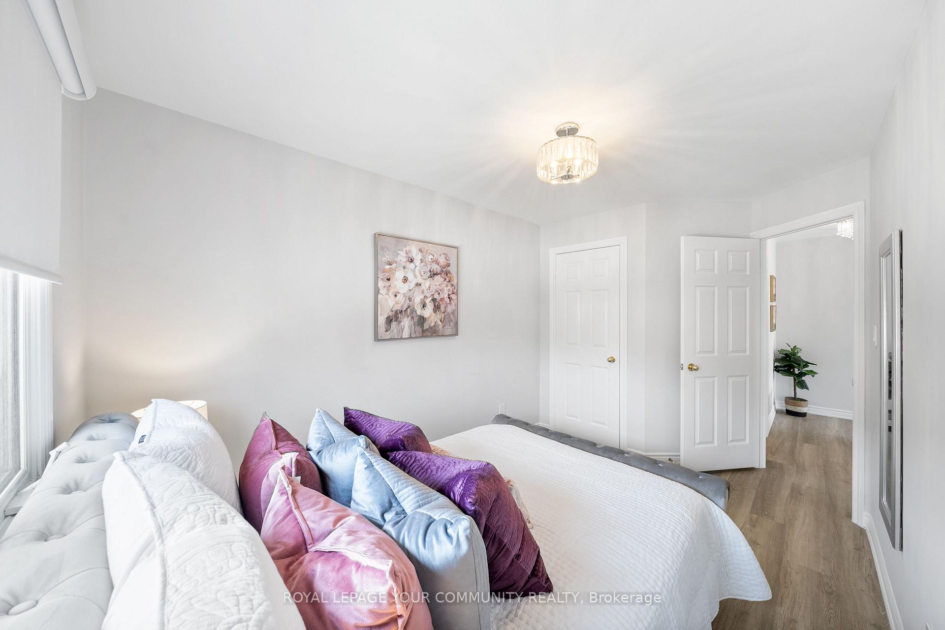 3 Bedrooms Condo at 151 Townsgate,  Vaughan For sale
