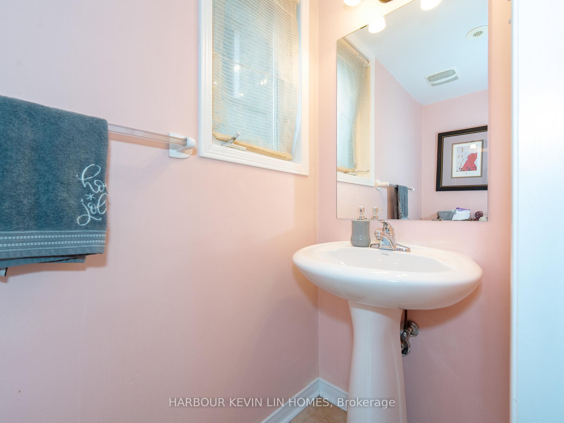 3 Bedrooms Condo at 4975 Southampton, Mississauga For sale
