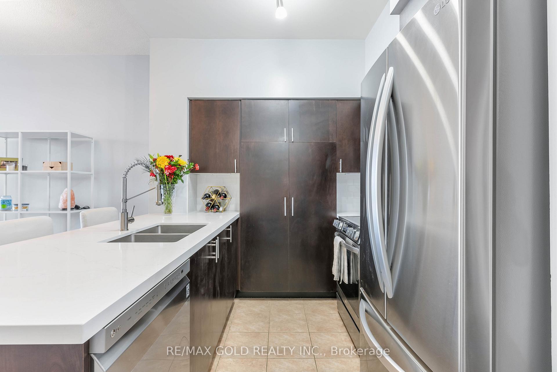 2 Bedrooms Condo at 388 Prince Of Wales, Mississauga For sale