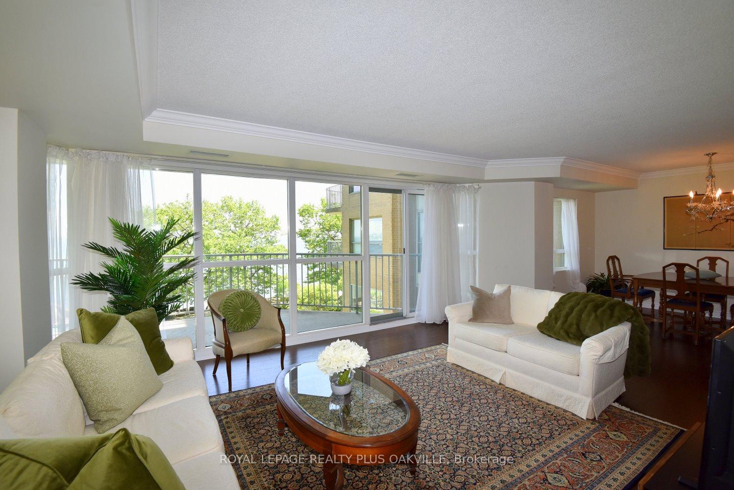 2 Bedrooms Condo at 2190 Lakeshore, Burlington For sale