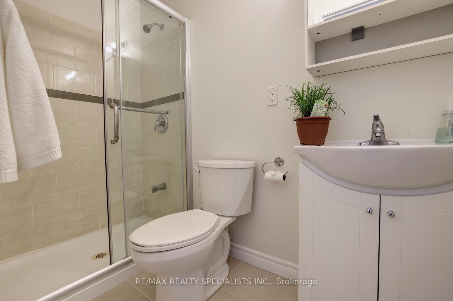 4 Bedrooms Condo at 1128 Dundas, Mississauga For sale
