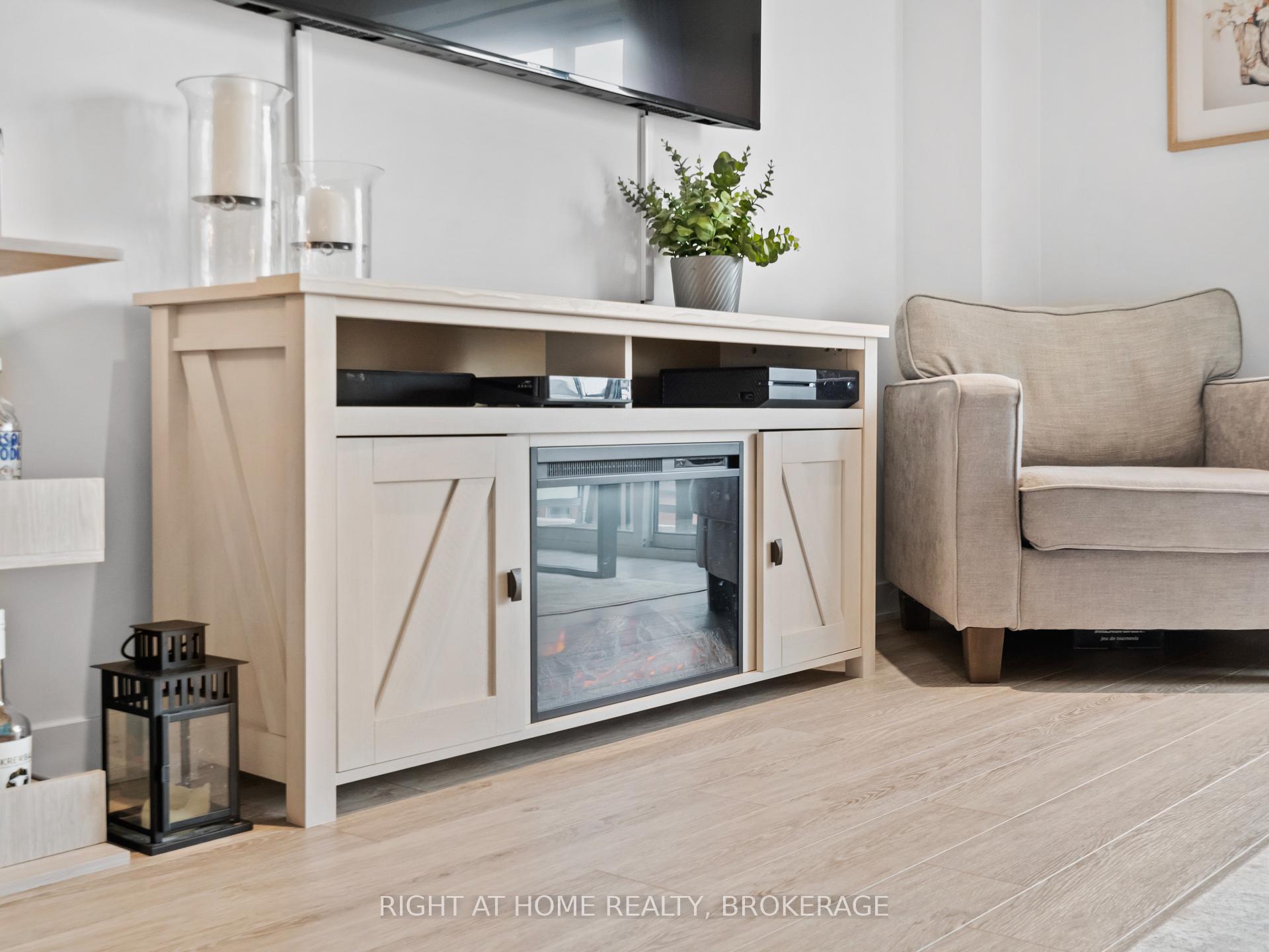 2 Bedrooms Condo at 16 Markle, Hamilton For sale