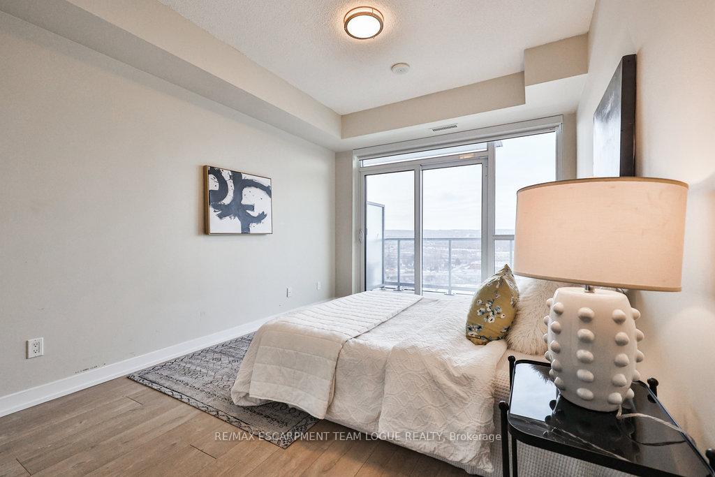 2 Bedrooms Condo at 2081 Fairview,  Burlington For sale