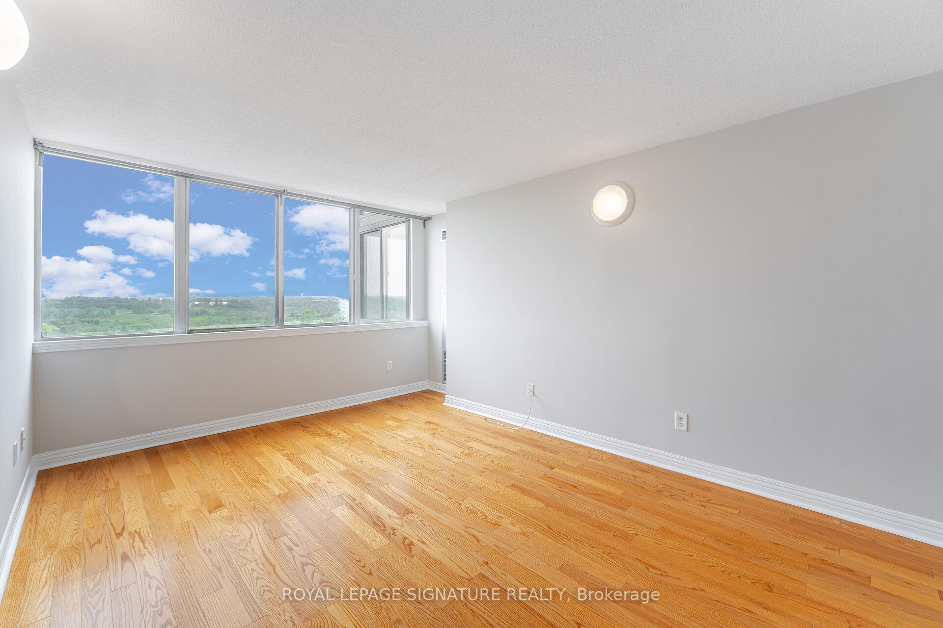 3 Bedrooms Condo at 10 Markbrook, Toronto For sale