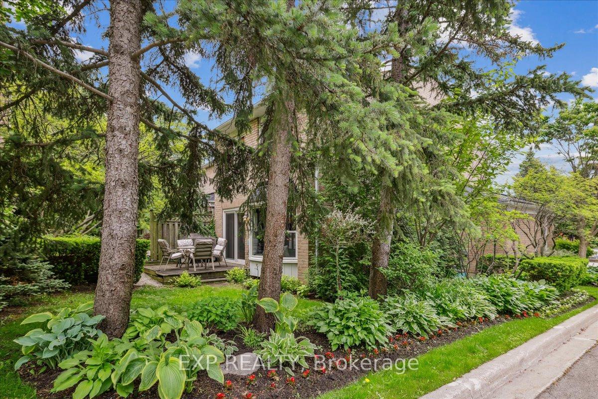 3 Bedrooms Condo at 62 Tamarack, Toronto For sale