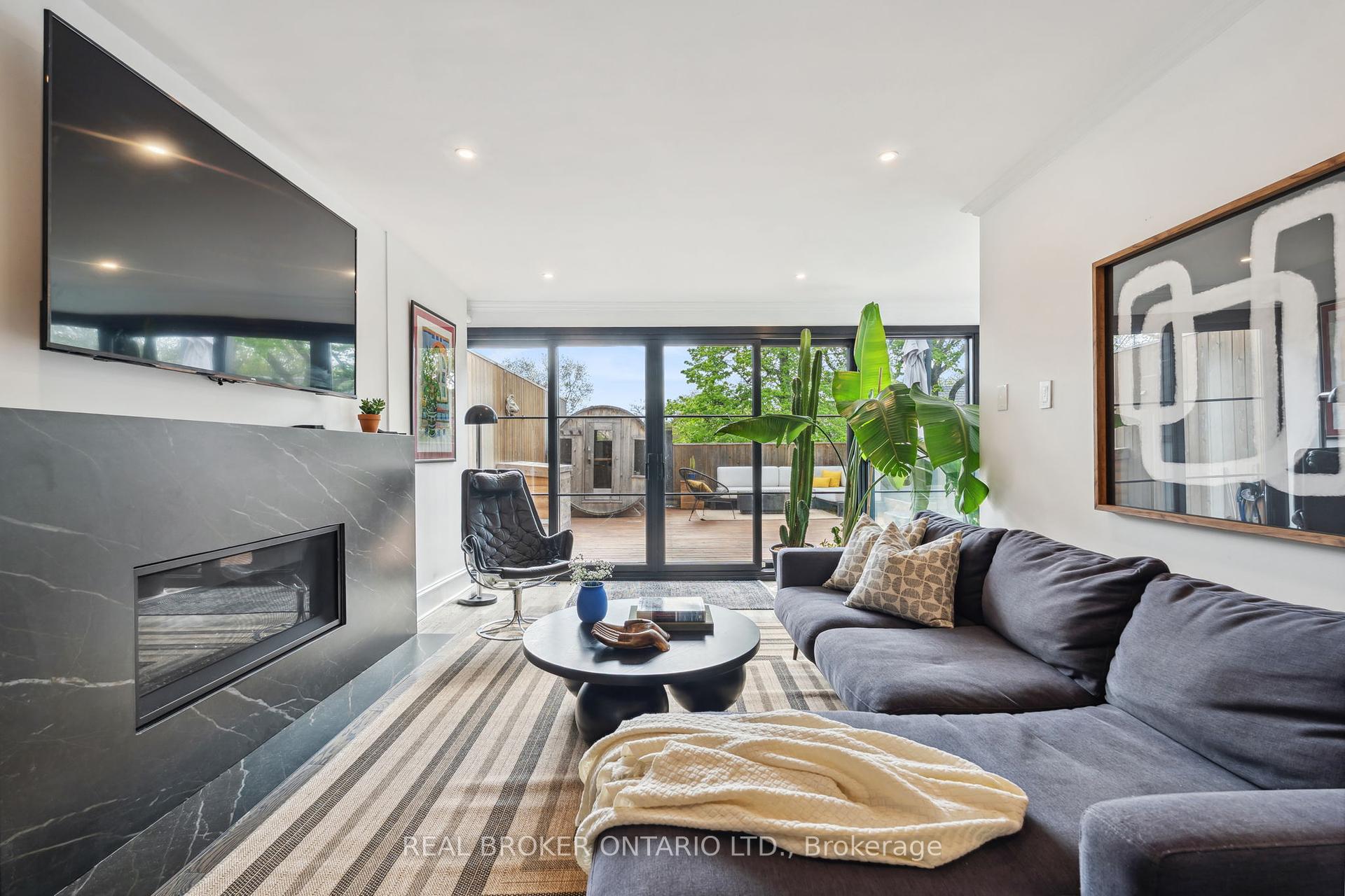 2 Bedrooms Condo at 300 Avenue, Toronto For sale