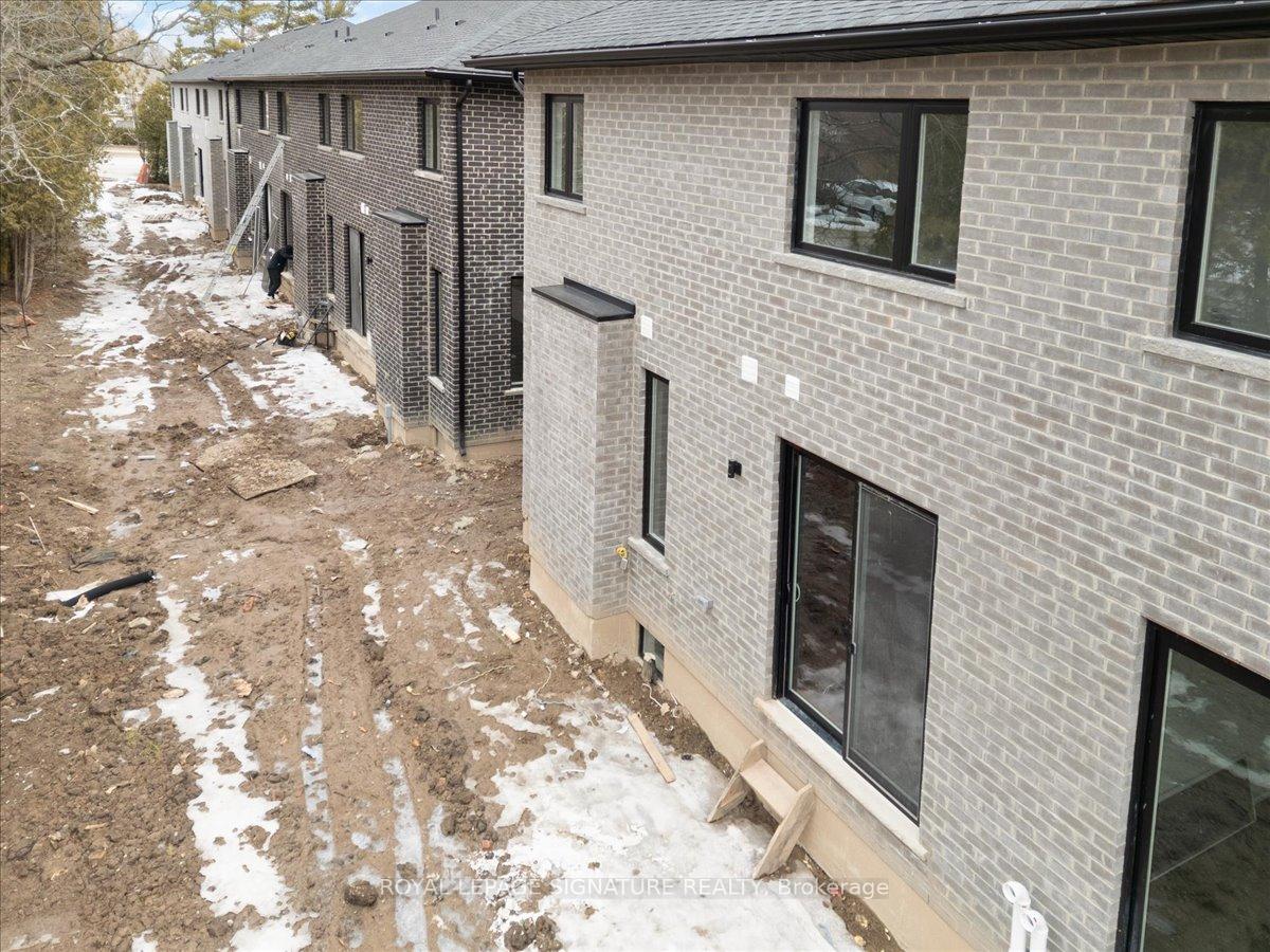 3 Bedrooms Condo at 2154 Walkers,  Burlington For sale