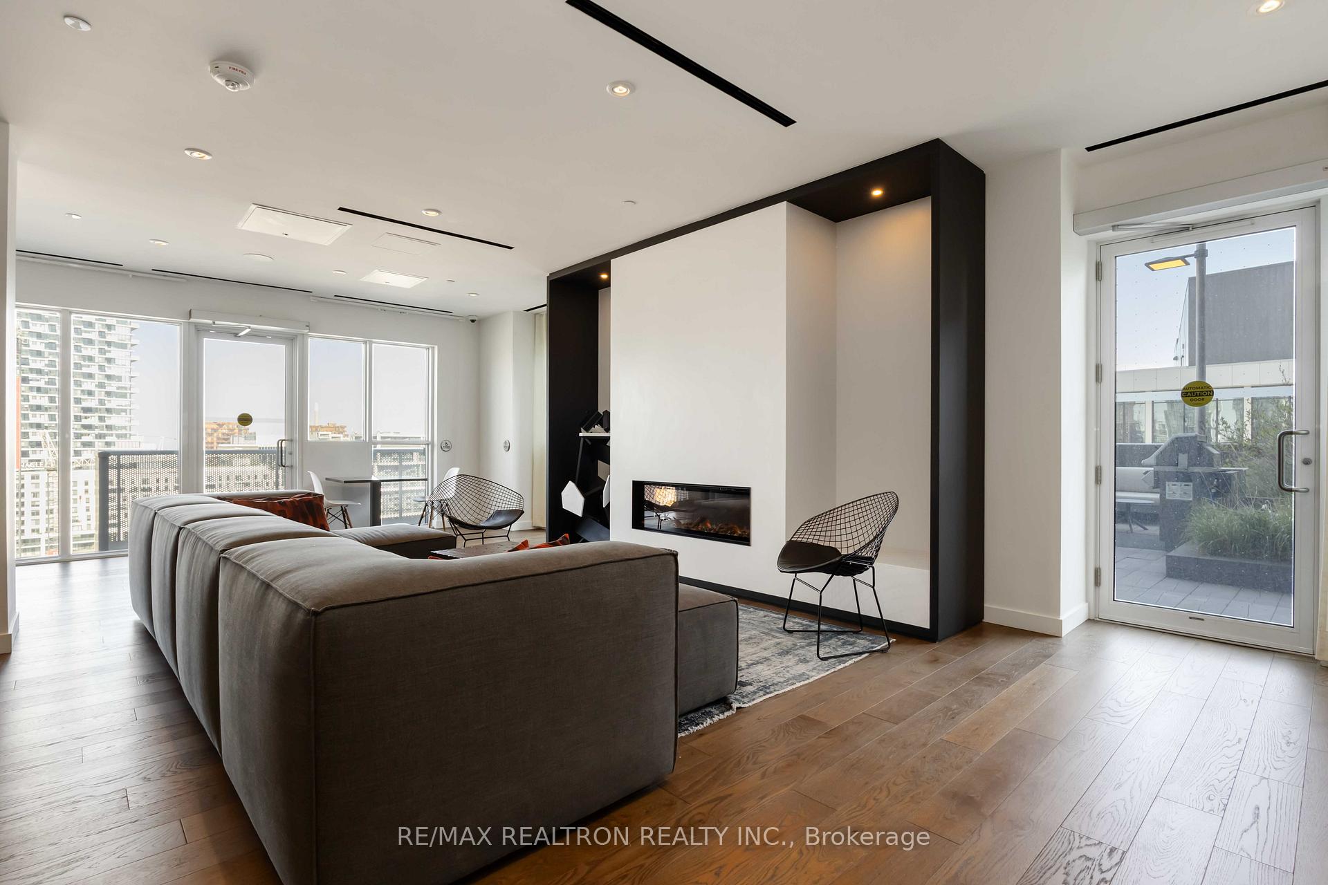 2 Bedrooms Condo at 20 Richardson, Toronto For sale