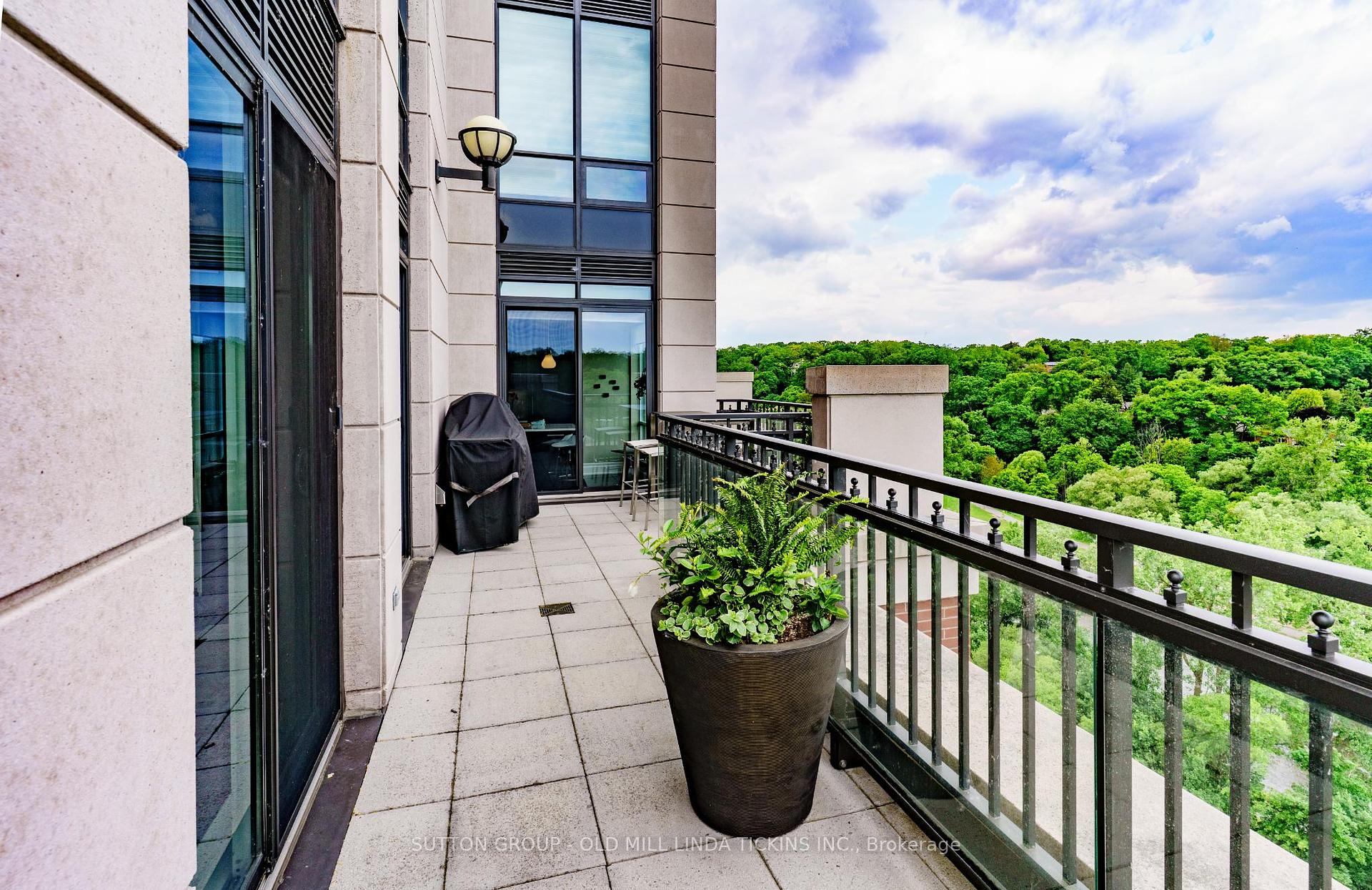 2 Bedrooms Condo at 30 Old Mill, Toronto For sale