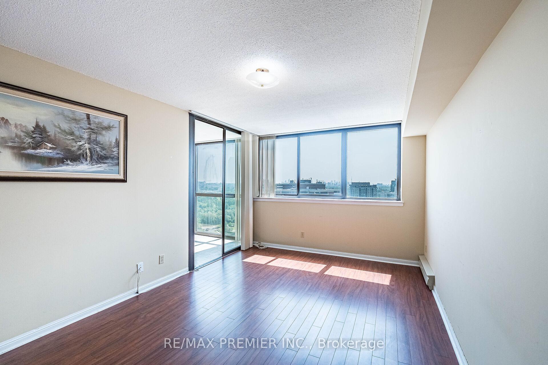 3 Bedrooms Condo at 40 Richview, Toronto For sale