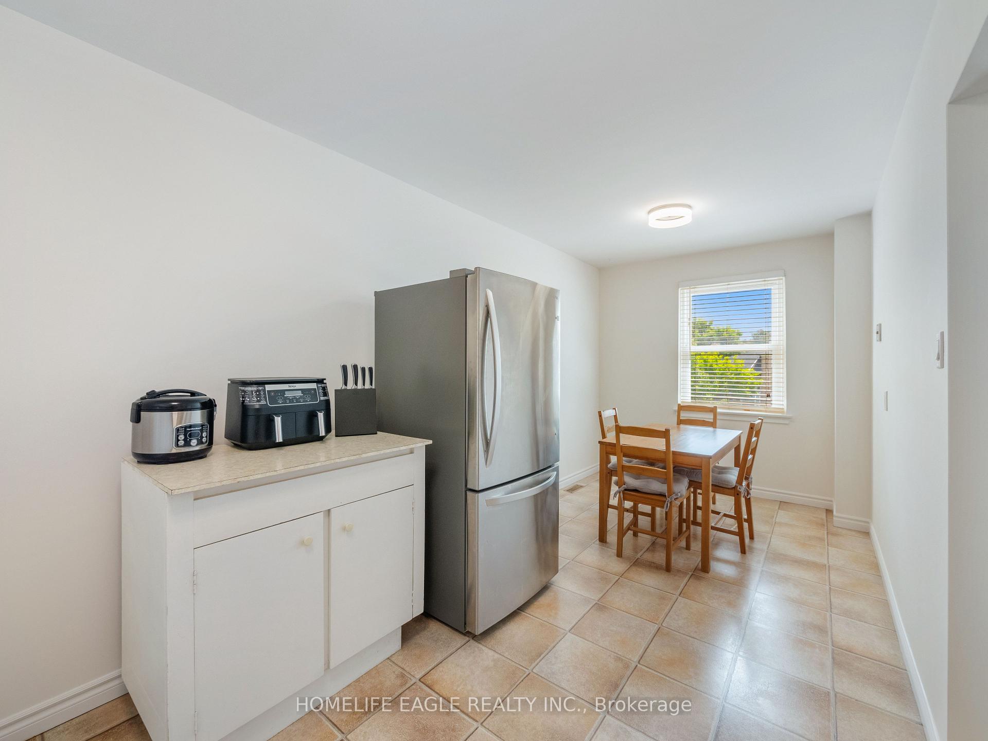 3 Bedrooms Condo at 7255 Dooley, Mississauga For sale
