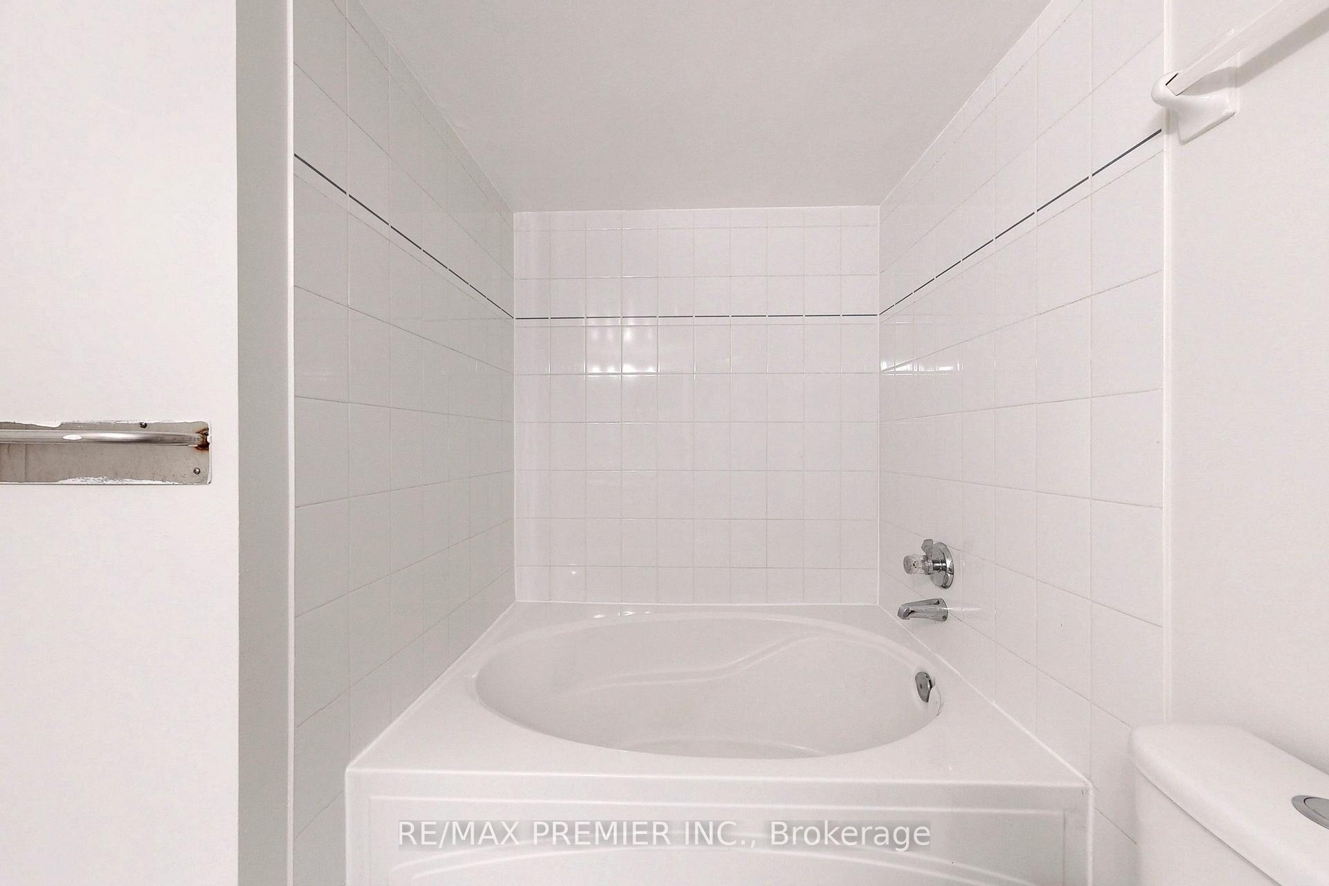 2 Bedrooms Condo at 3 Rowntree, Toronto For sale