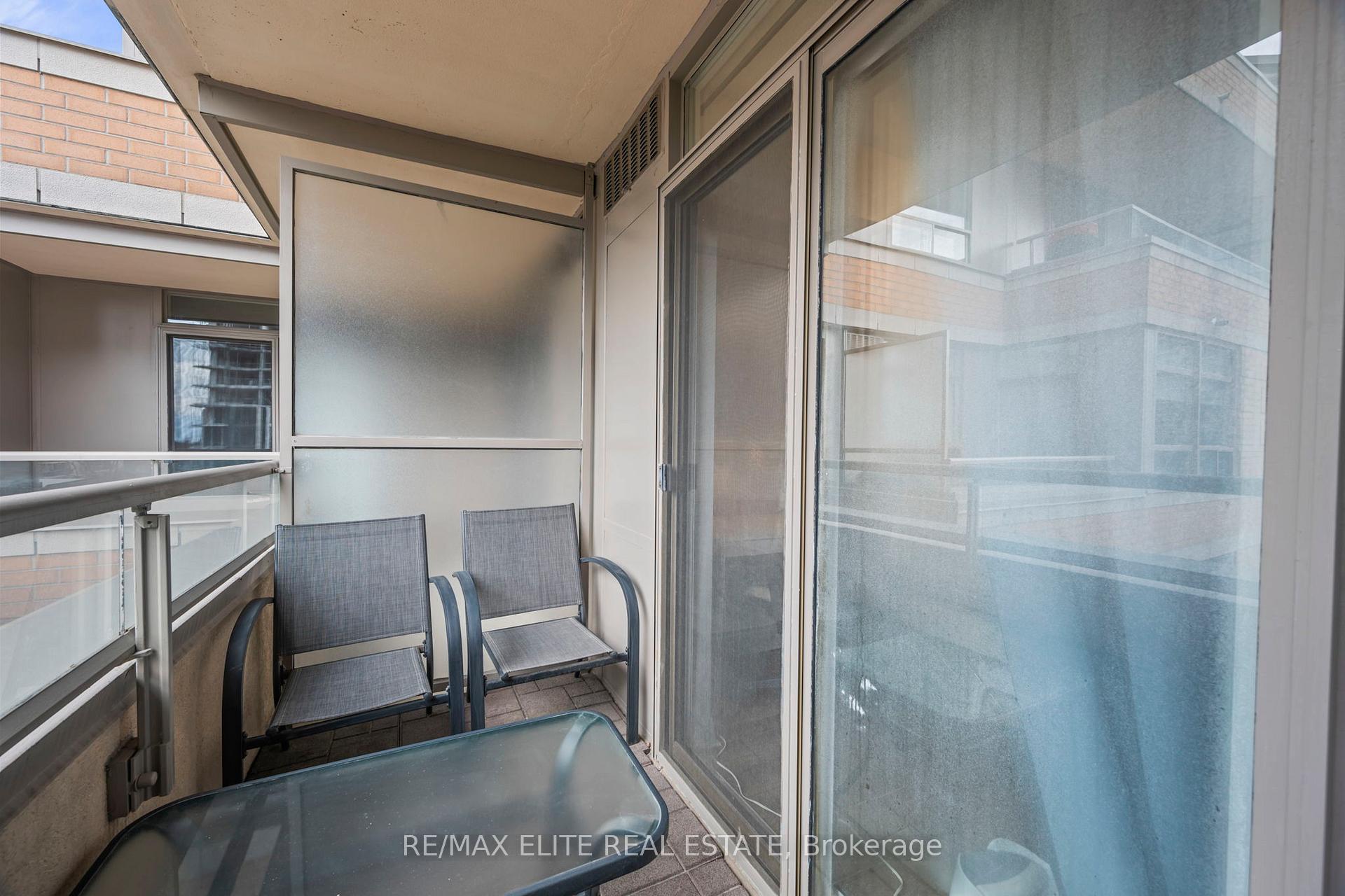 1 Bedroom Condo at 5 Rosehill,  Toronto For sale