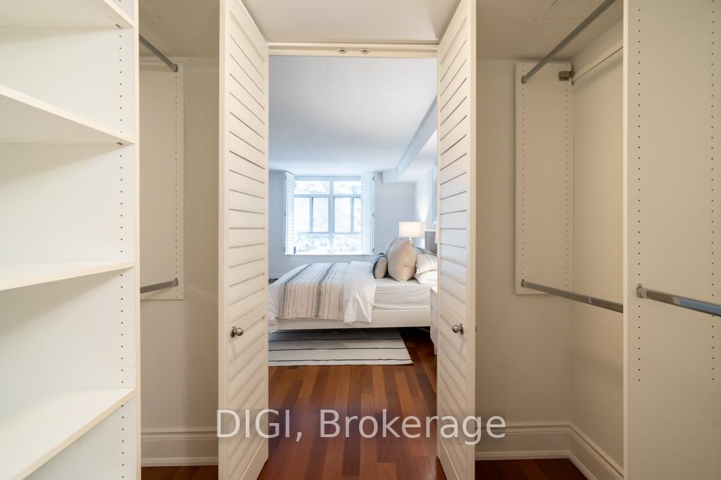 3 Bedrooms Condo at 75 York Mills, Toronto For sale
