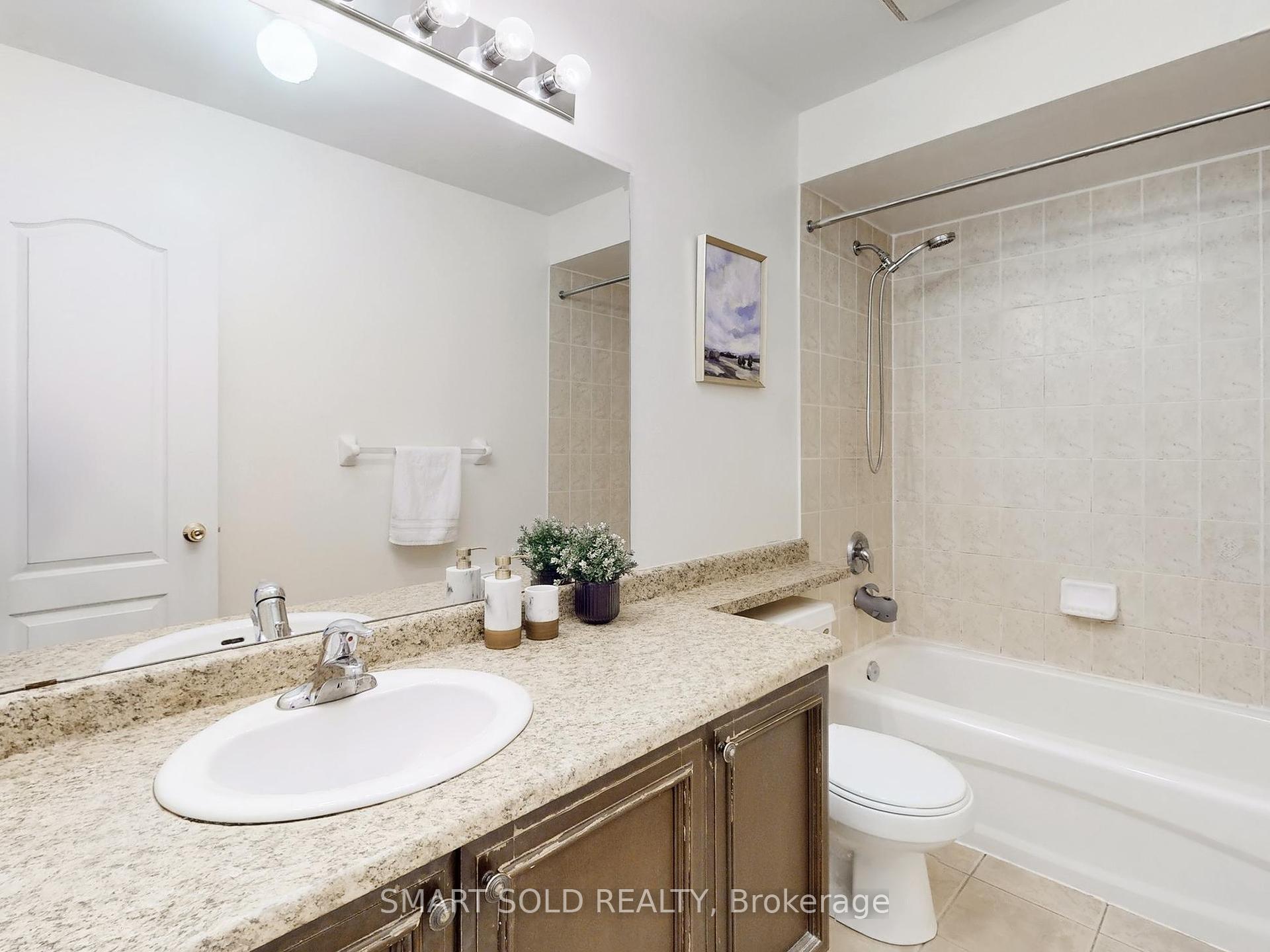 4 Bedrooms Condo at 230 Paisley, Mississauga For sale