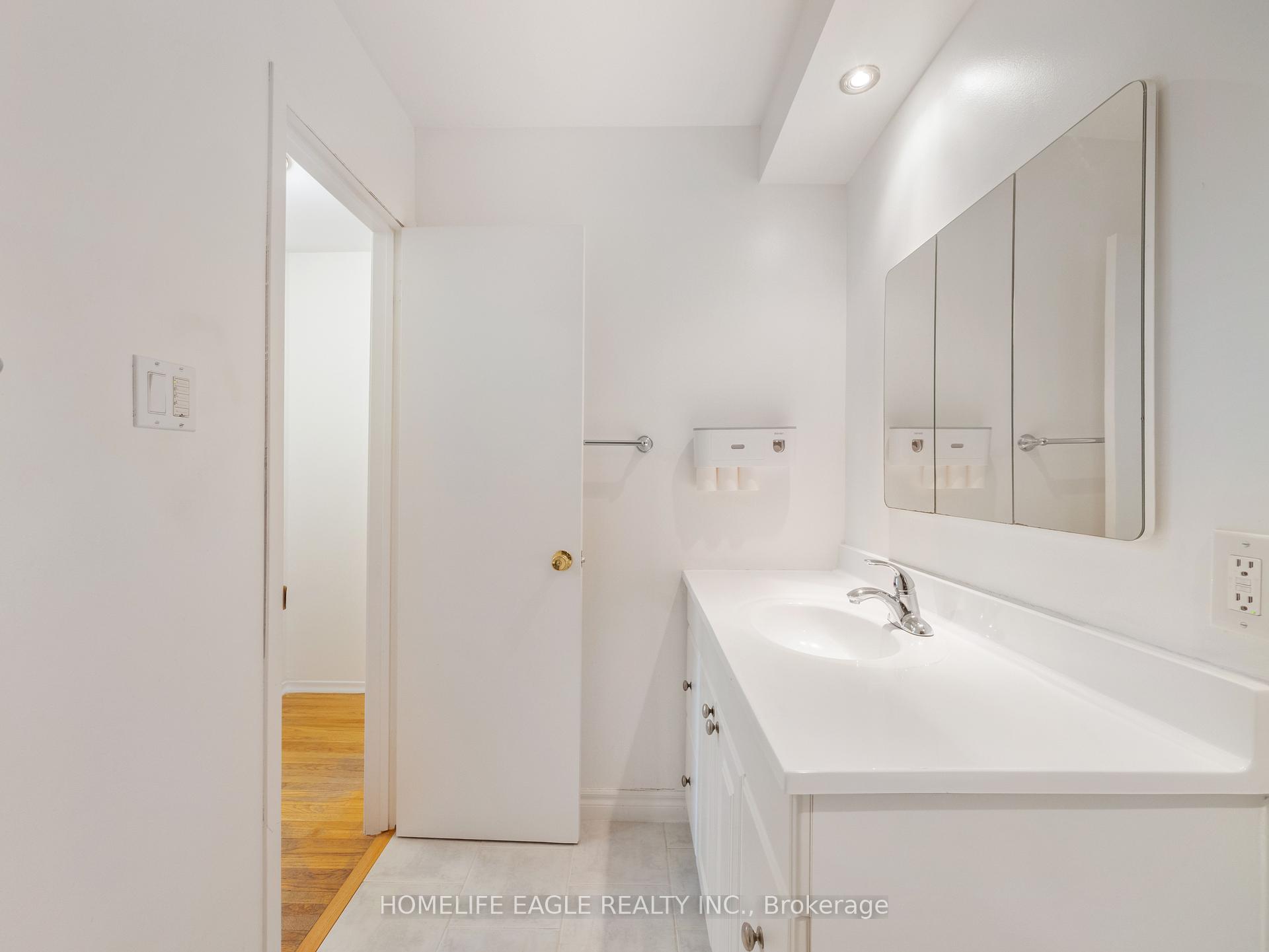 3 Bedrooms Condo at 7255 Dooley, Mississauga For sale