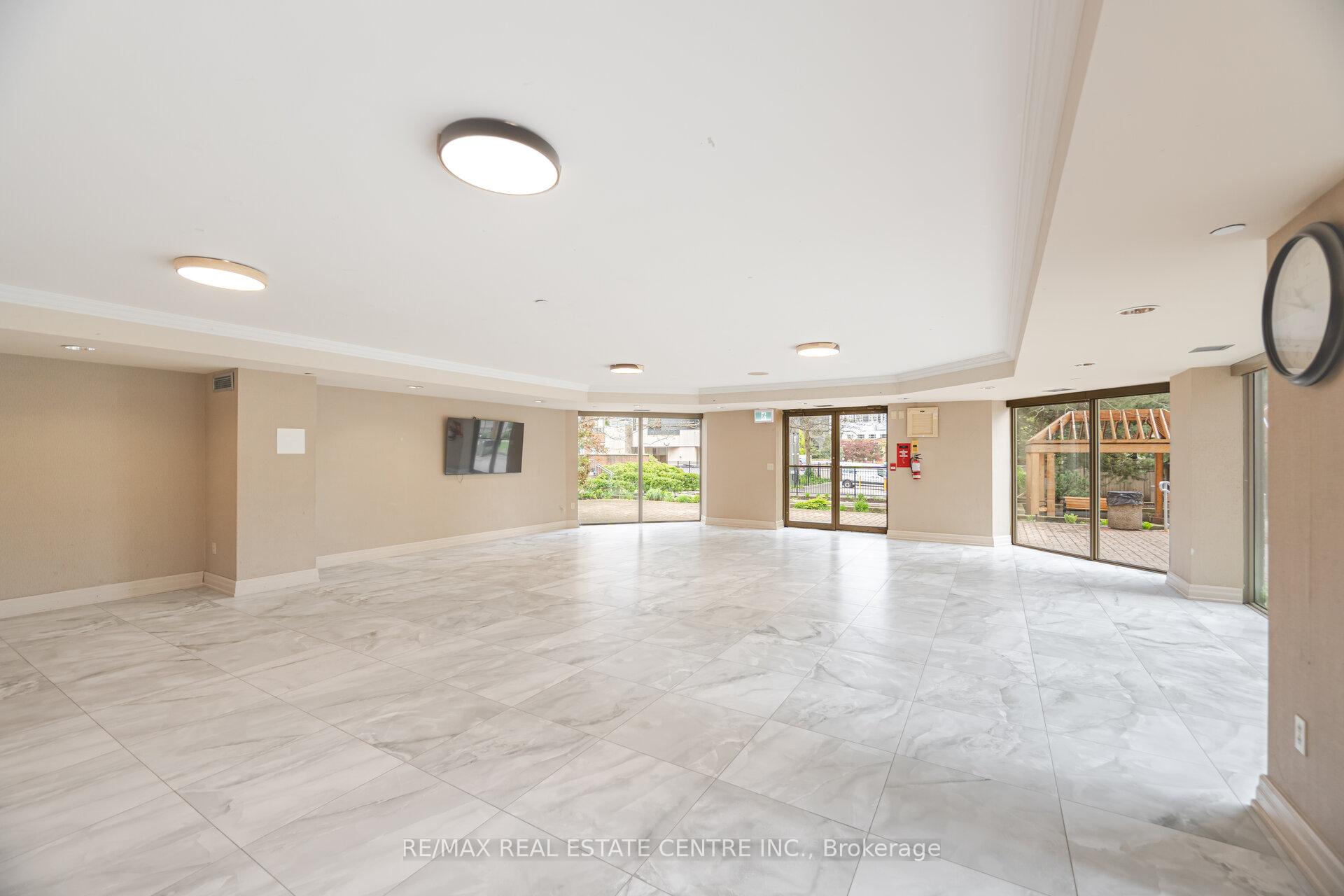 3 Bedrooms Condo at 335 Webb, Mississauga For sale