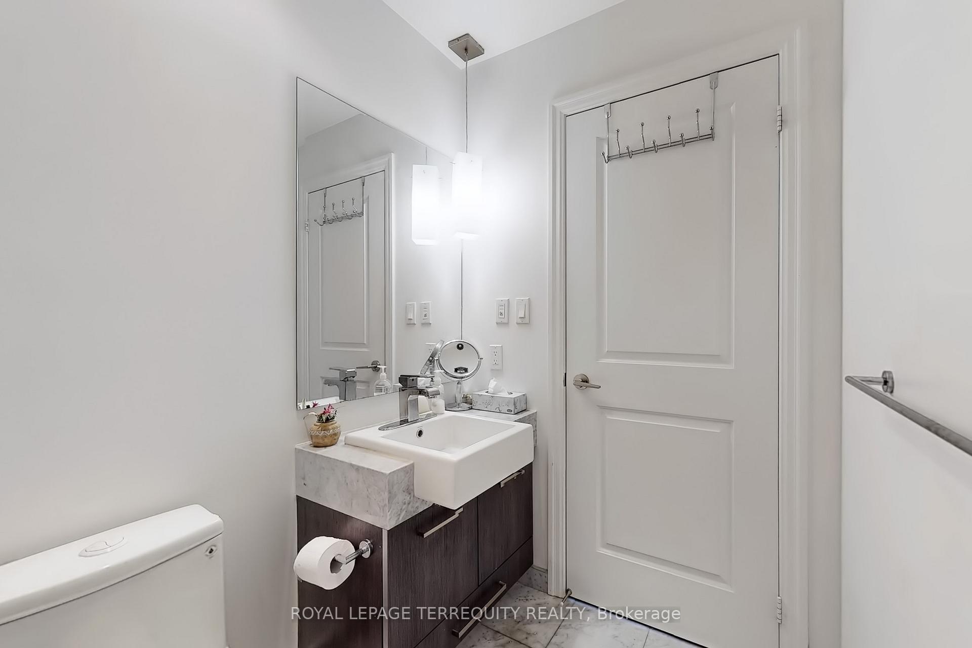 2 Bedrooms Condo at 8 The Esplanade, Toronto For sale