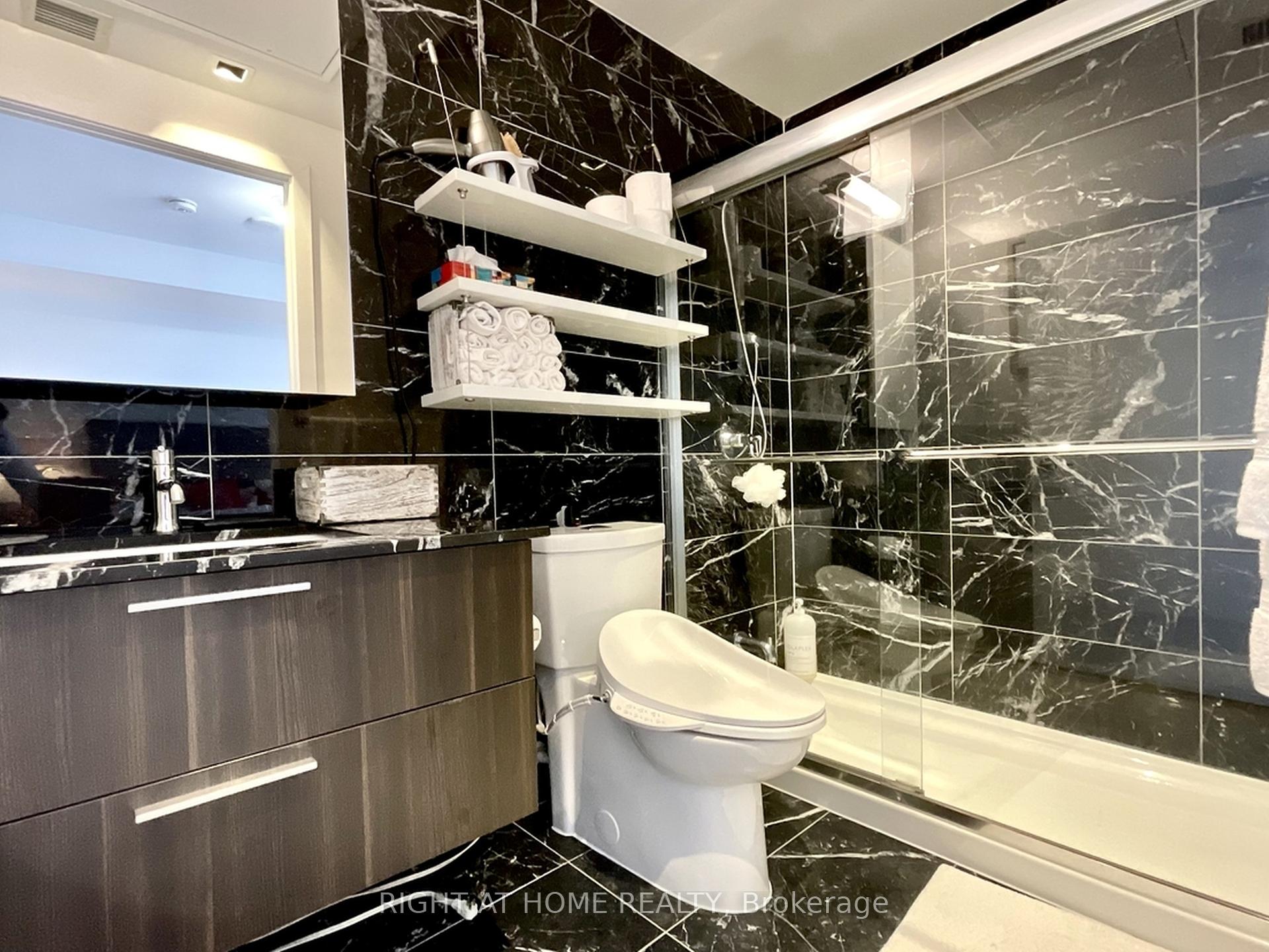 2 Bedrooms Condo at 501 Adelaide, Toronto For sale