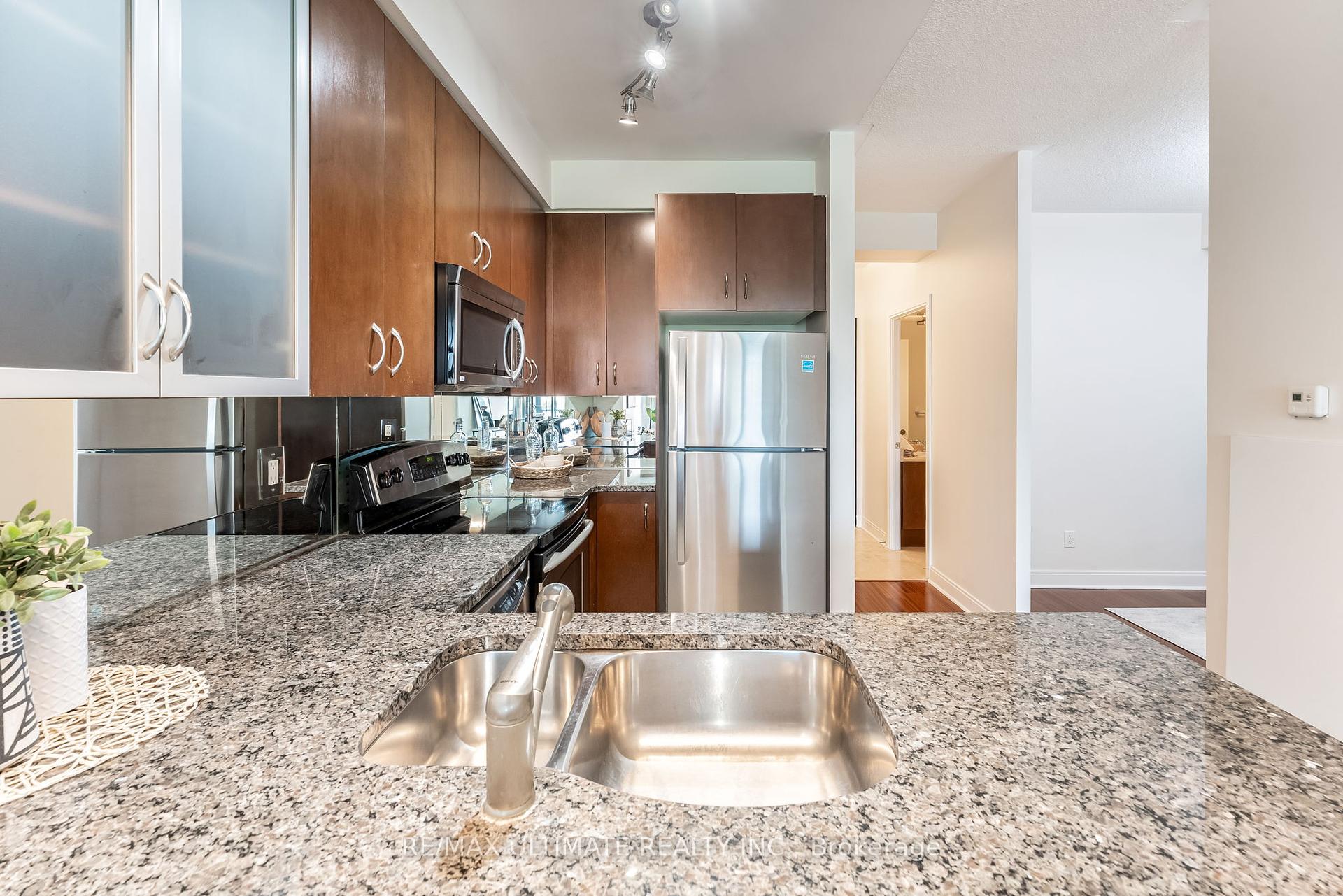 2 Bedrooms Condo at 18 Yorkville, Toronto For sale