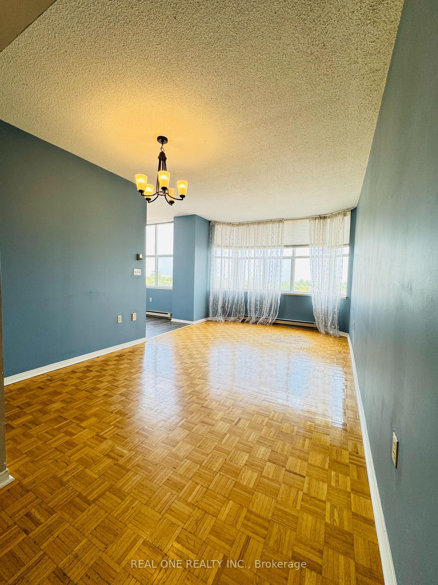 2 Bedrooms Condo at 2199 Sixth, Oakville For sale