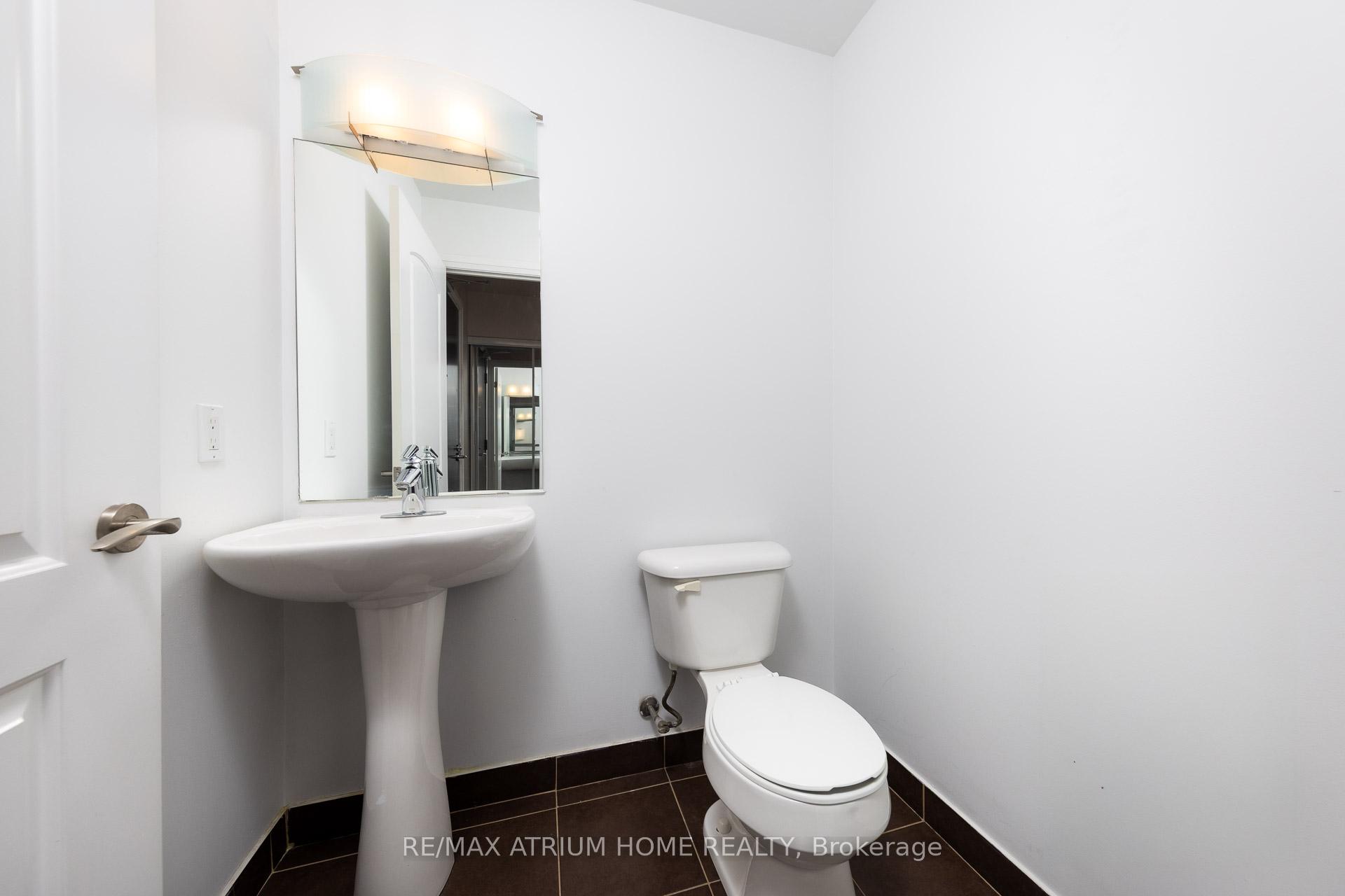 2 Bedrooms Condo at 20 North Park, Vaughan For sale