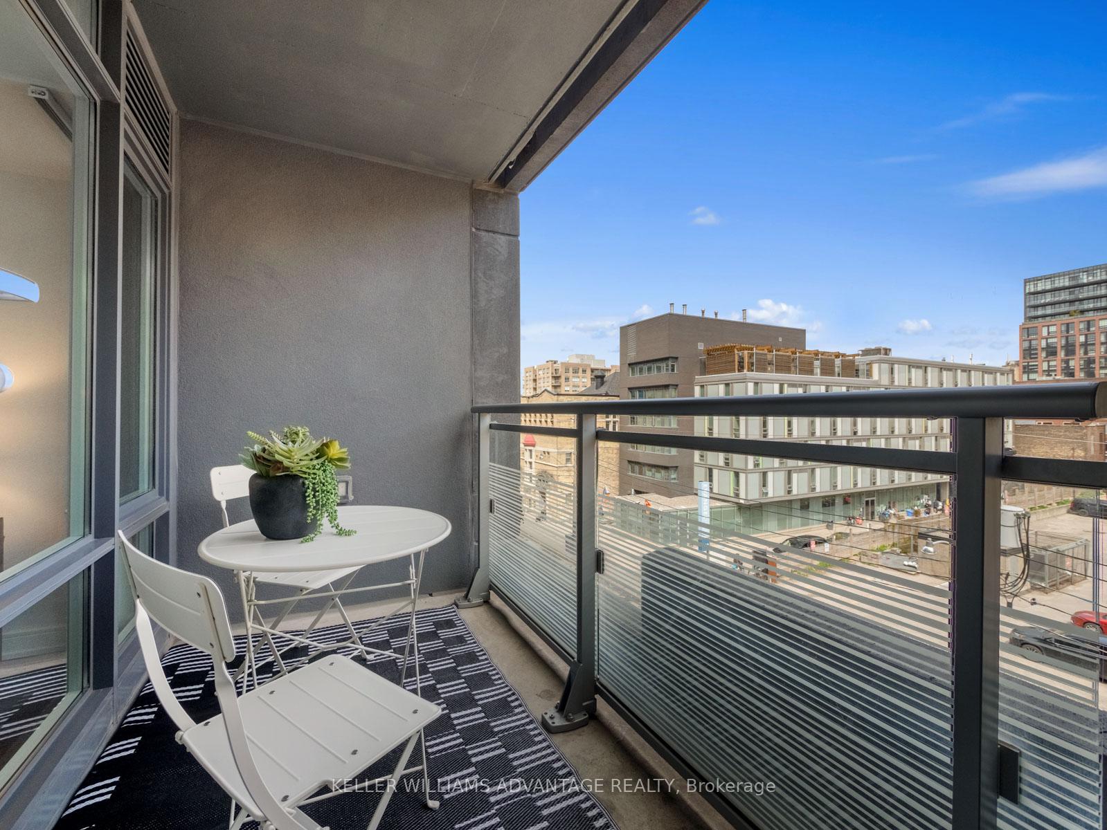 2 Bedrooms Condo at 525 Adelaide, Toronto For sale