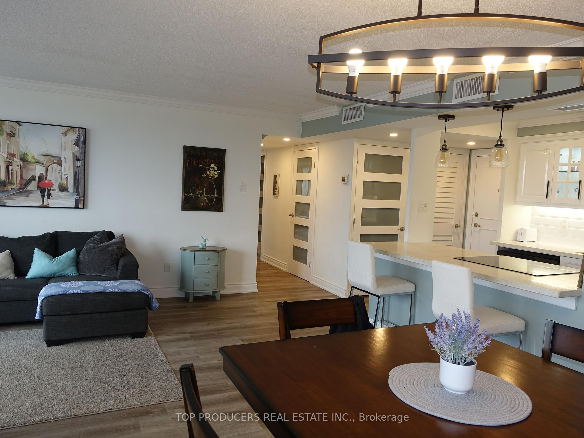 2 Bedrooms Condo at 1333 Bloor,  Mississauga For sale