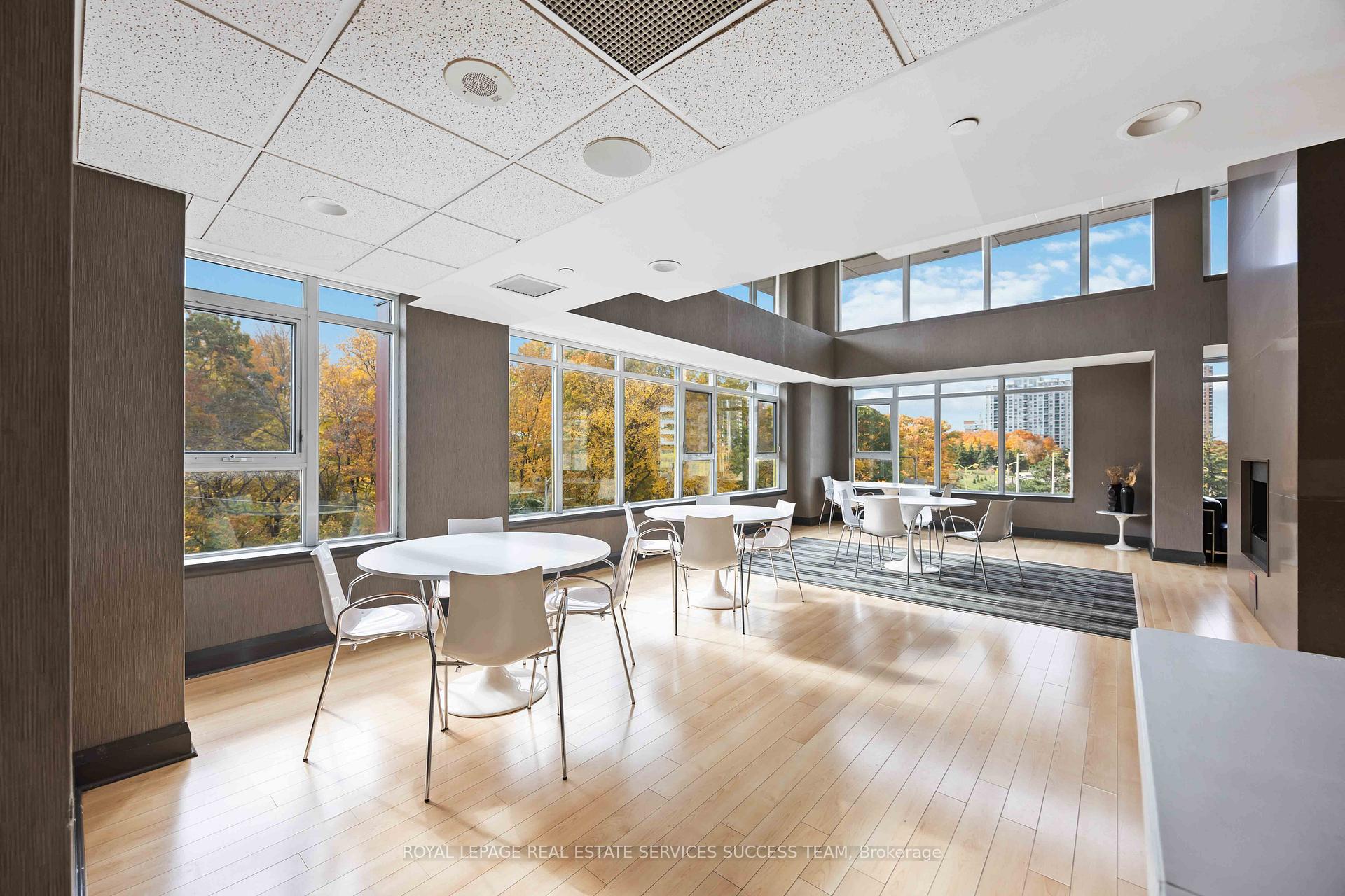 2 Bedrooms Condo at 25 Town Centre,  Toronto For sale