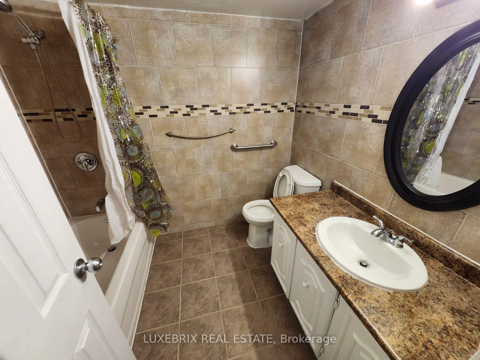 5 Bedrooms Condo at 180 Mississauga, Mississauga For sale