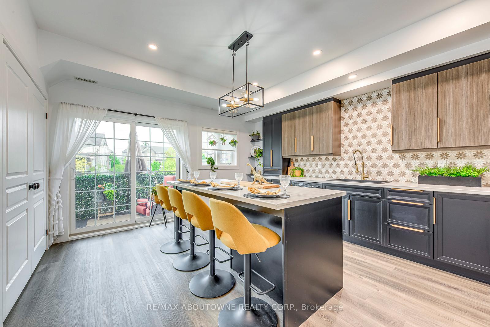2 Bedrooms Condo at 1401 Plains, Burlington For sale