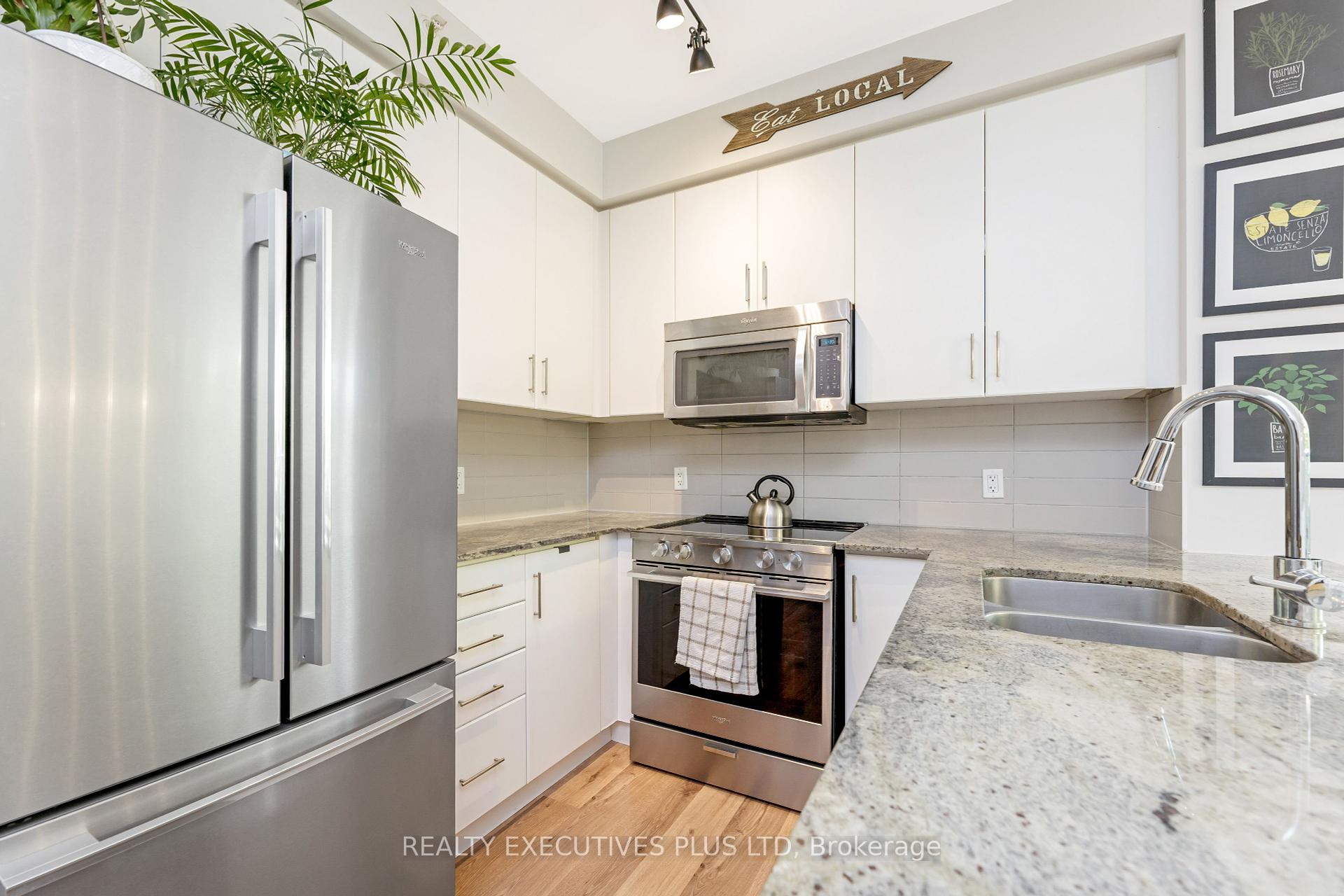 3 Bedrooms Condo at 8 Fieldway, Toronto For sale