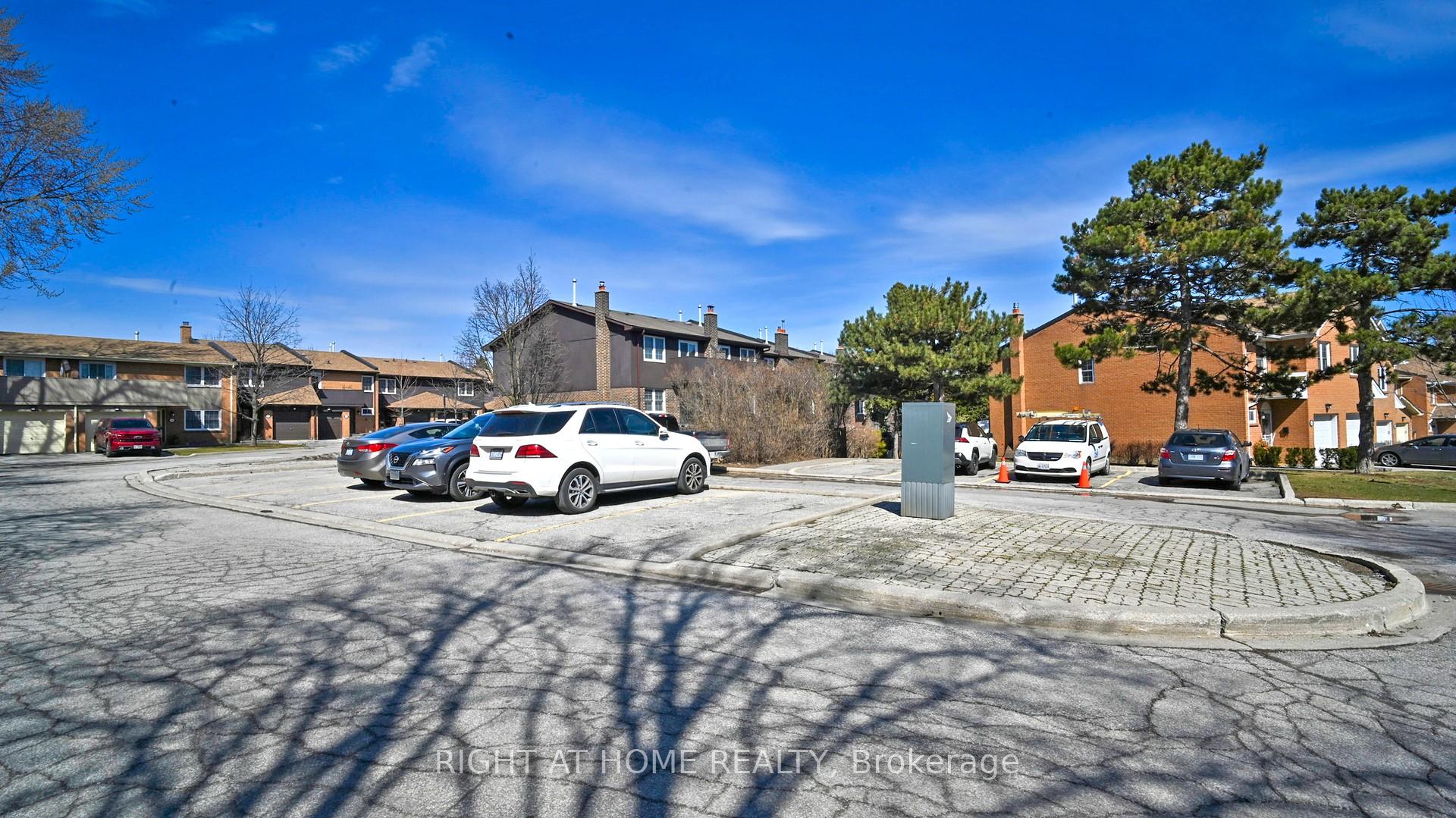 3 Bedrooms Condo at 1951 Rathburn, Mississauga For sale