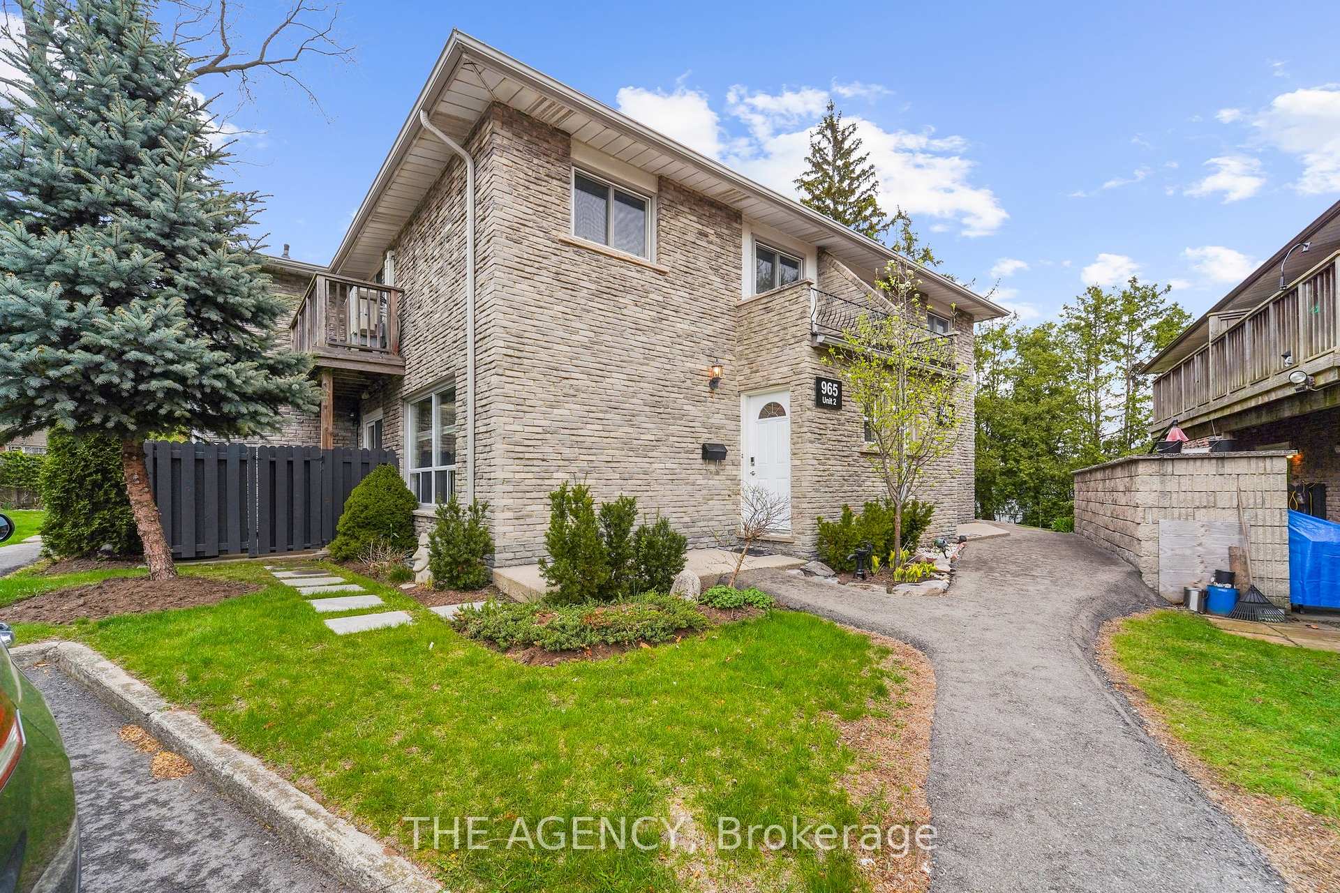3 Bedrooms Condo at 965 Francis, Burlington For sale
