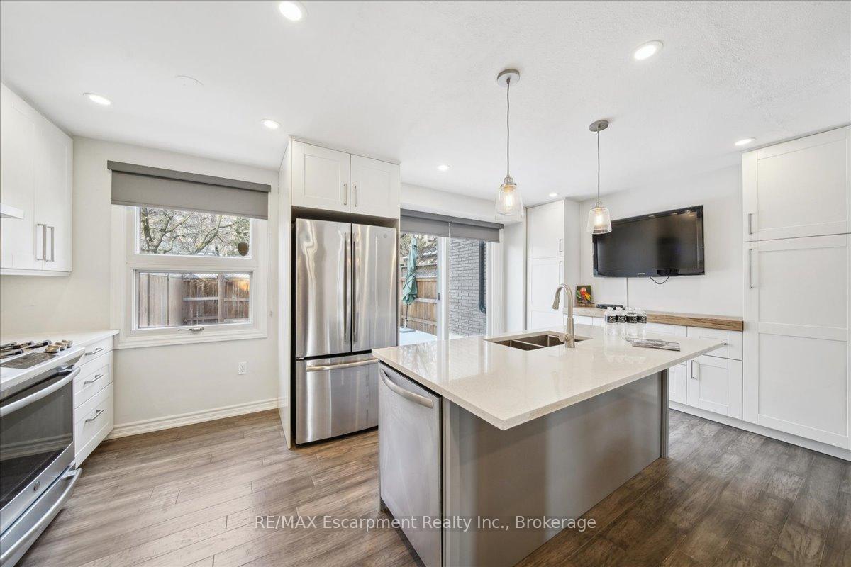 3 Bedrooms Condo at 779 Hyde,  Burlington For sale