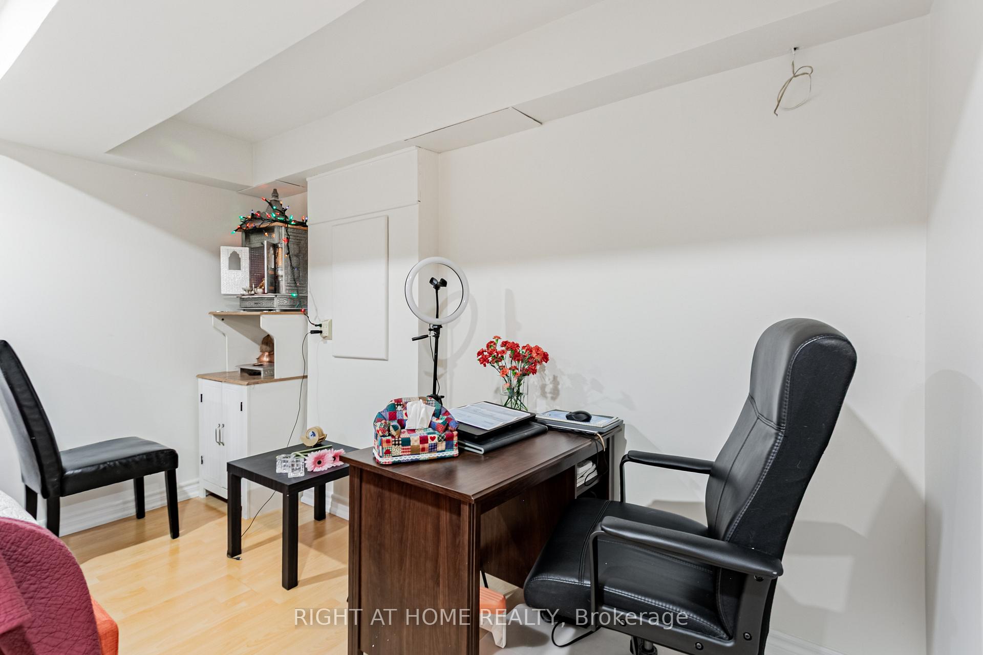4 Bedrooms Condo at 5223 Fairford, Mississauga For sale