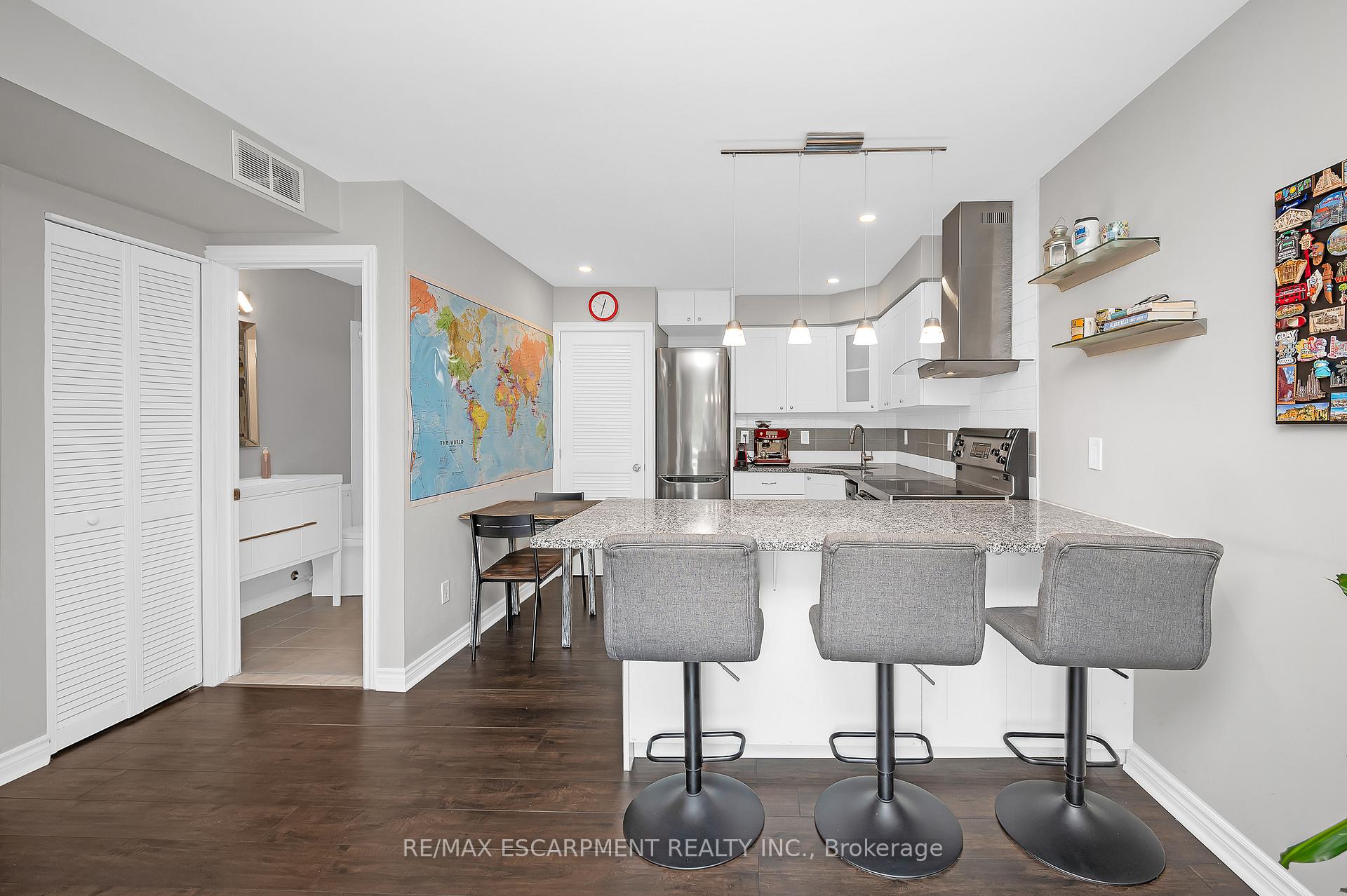 2 Bedrooms Condo at 28 Victoria, Hamilton For sale