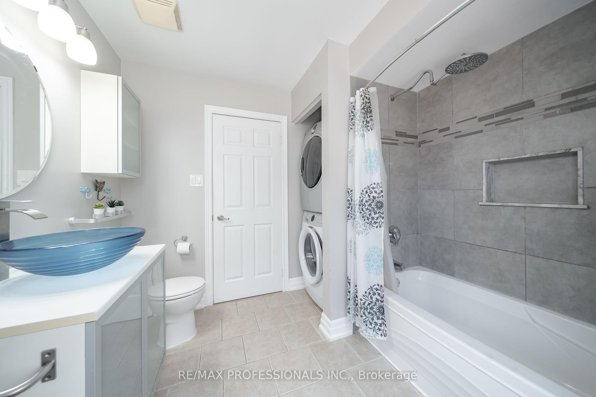 2 Bedrooms Condo at 3480 Upper Middle, Burlington For sale