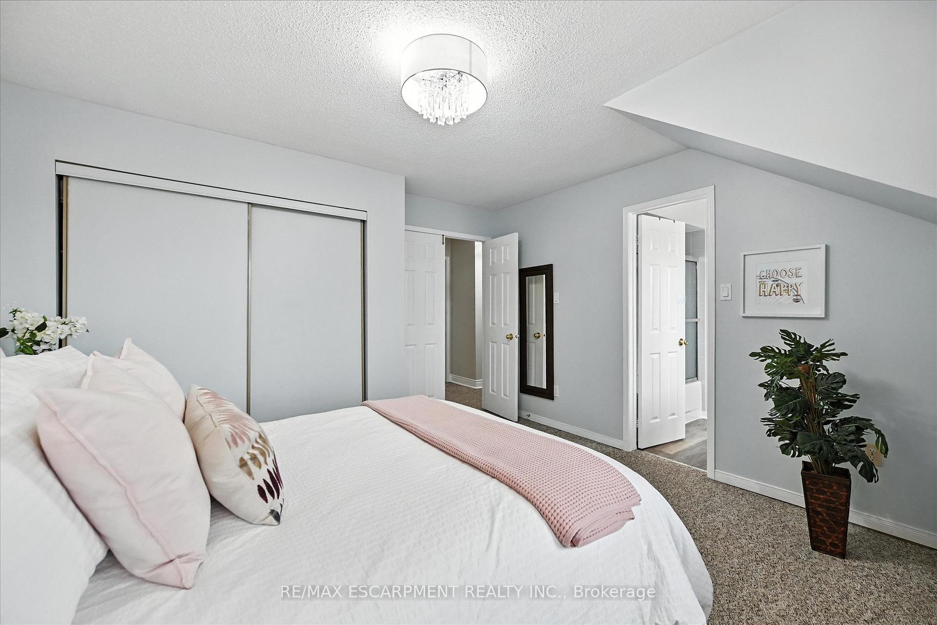 3 Bedrooms Condo at 2110 CLEAVER, Burlington For sale
