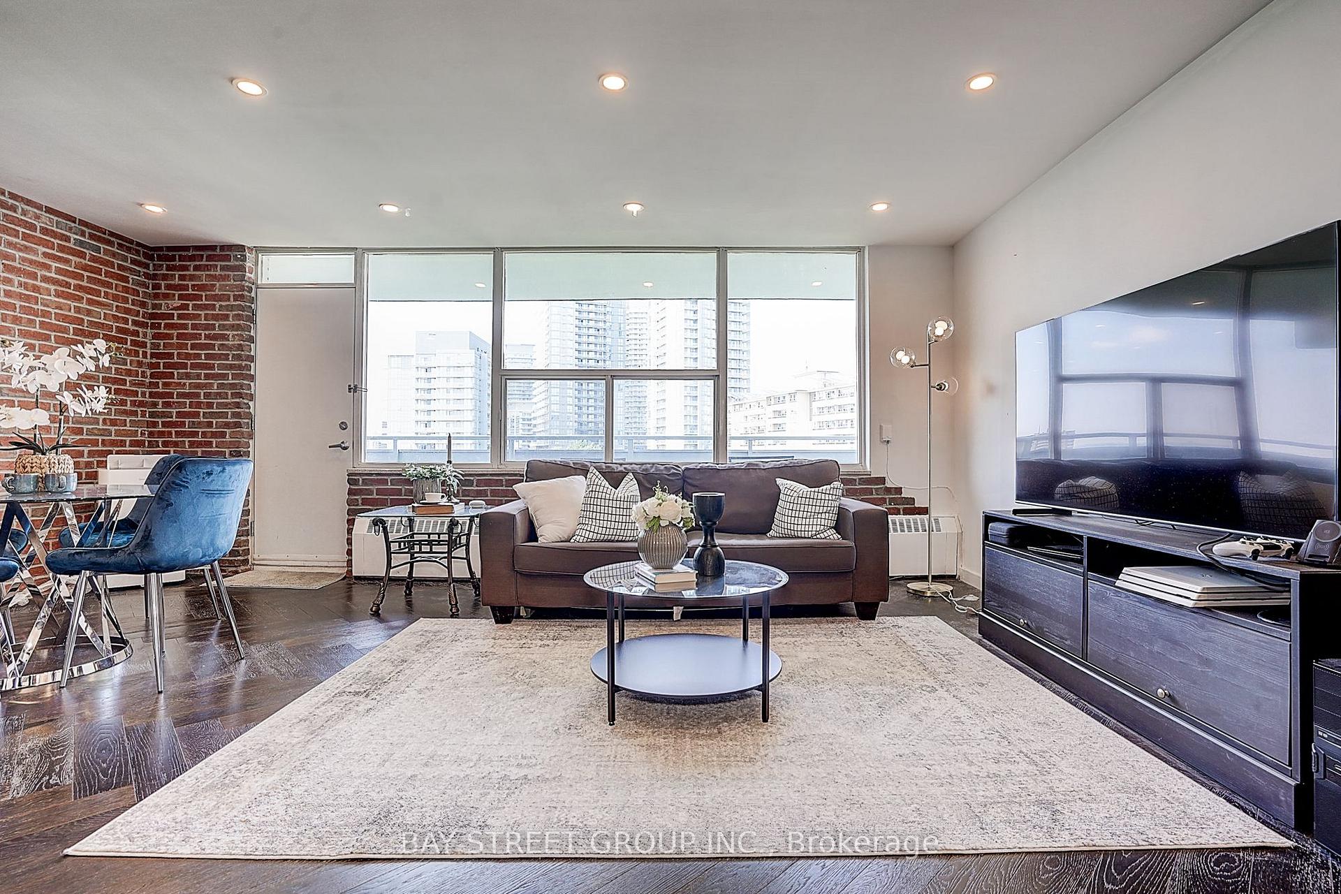2 Bedrooms Condo at 10 Parkway Forest, Toronto For sale