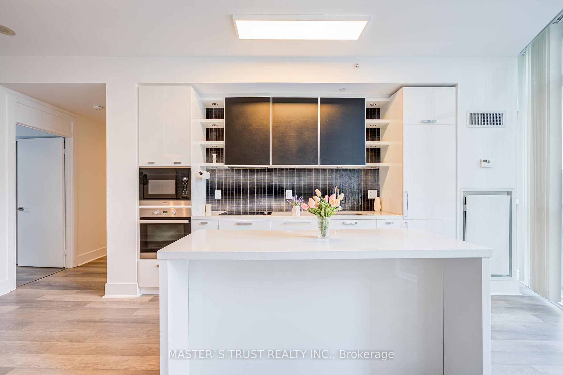 2 Bedrooms Condo at 32 Davenport, Toronto For sale