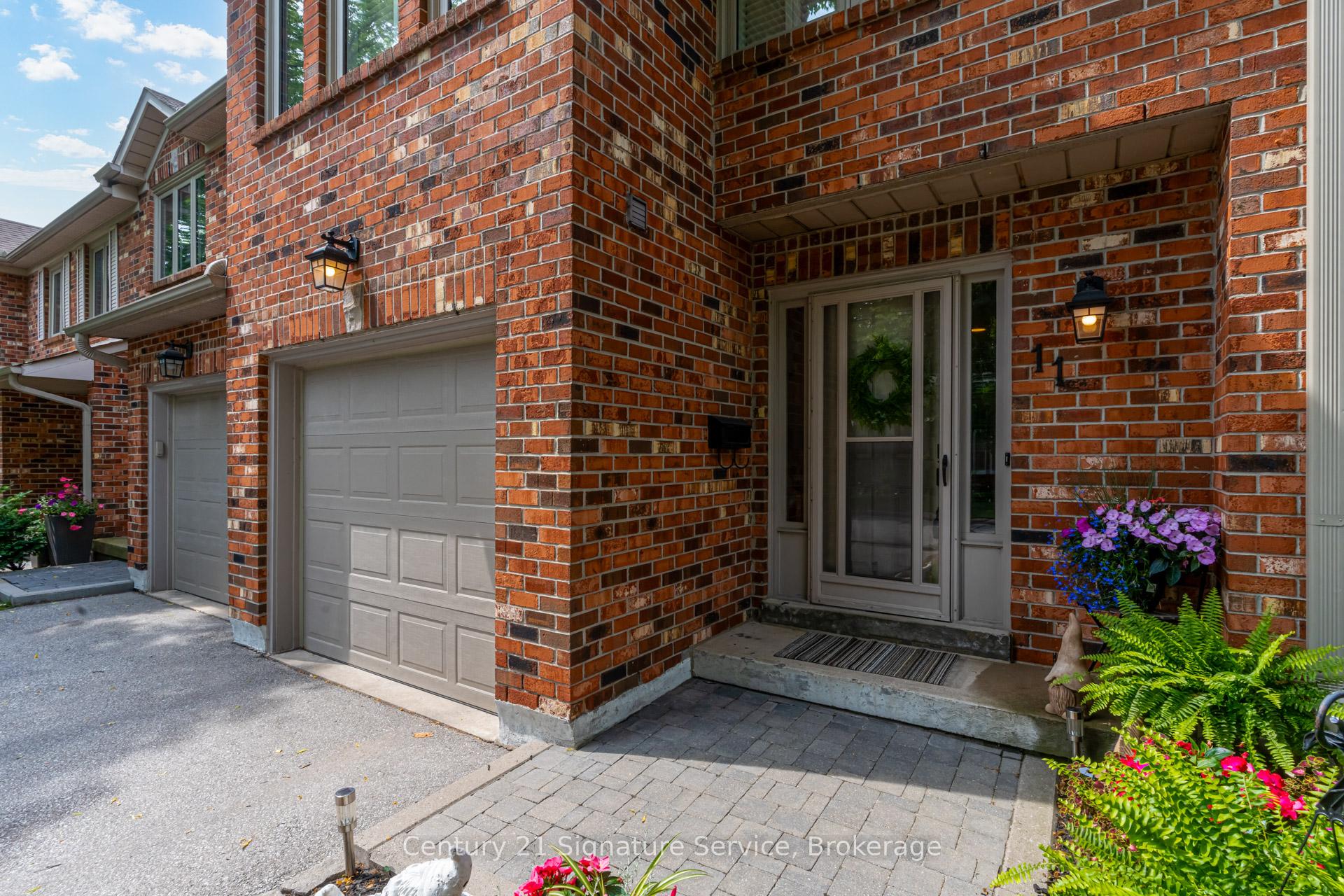 3 Bedrooms Condo at 2230 Walkers, Burlington For sale