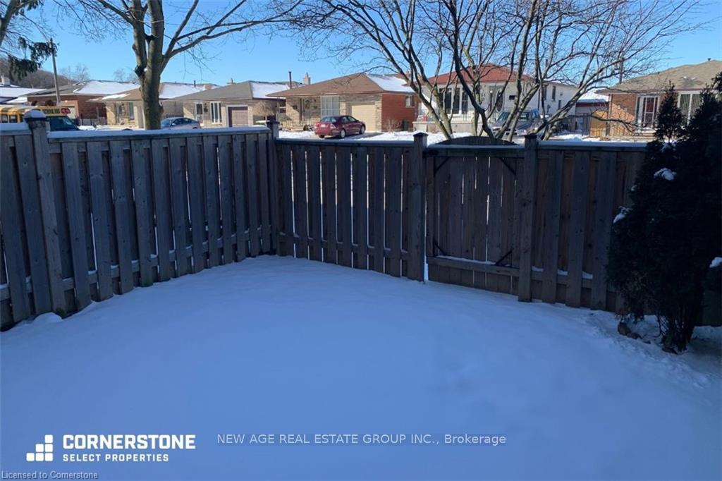 3 Bedrooms Condo at 40 SUMMERCREST, Hamilton For sale