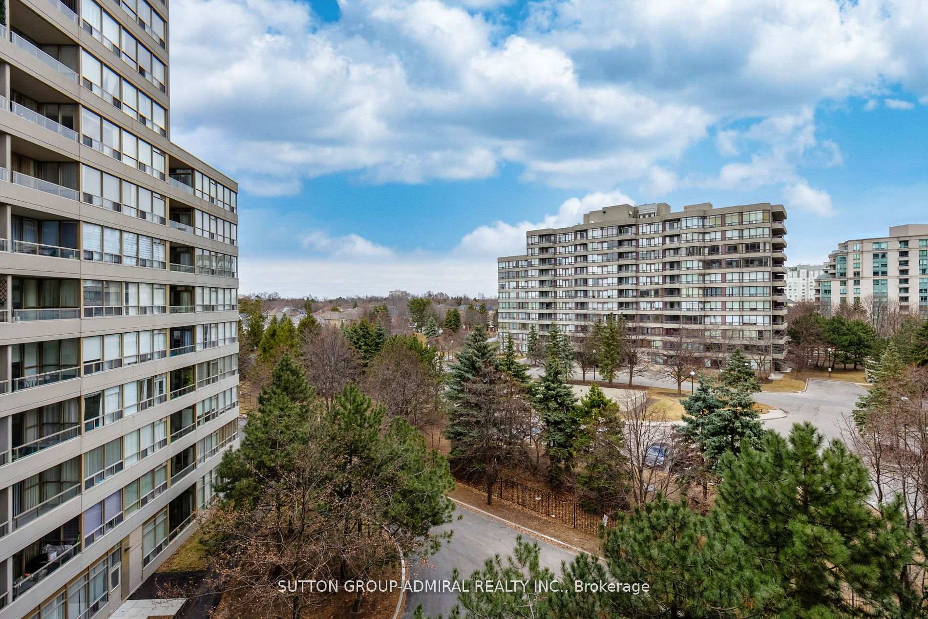 2 Bedrooms Condo at 11 Townsgate,  Vaughan For sale