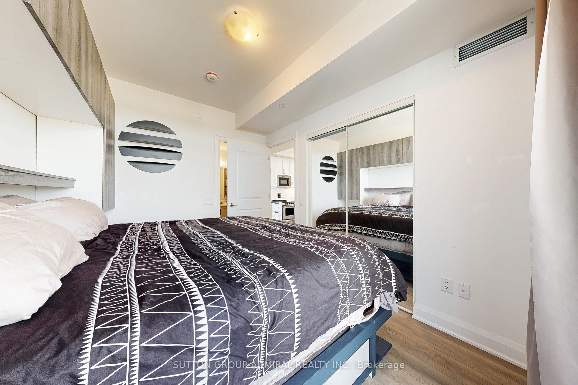 2 Bedrooms Condo at 20 Gatineau, Vaughan For sale