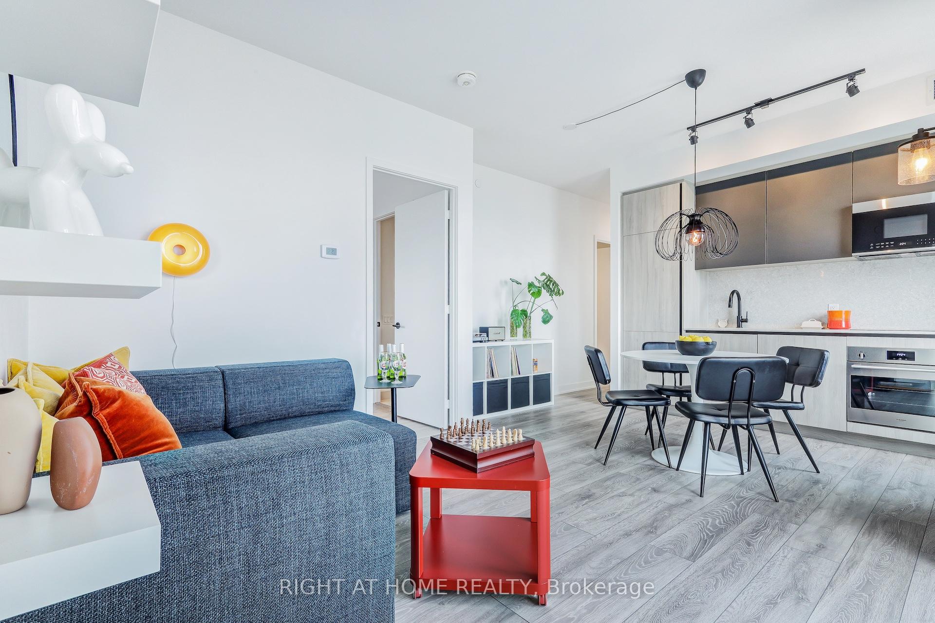 3 Bedrooms Condo at 108 Peter, Toronto For sale