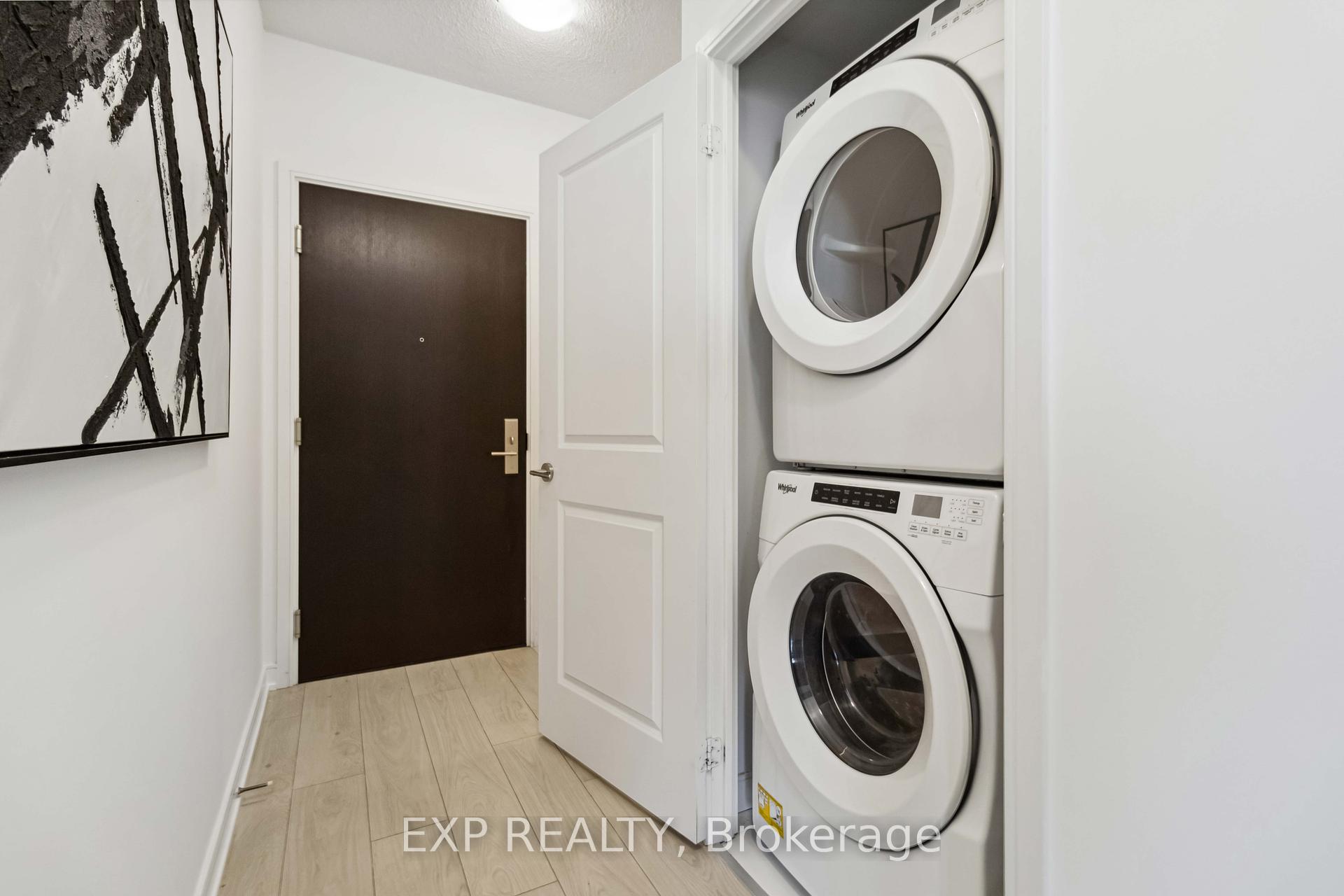 2 Bedrooms Condo at 8 Nahani, Mississauga For sale