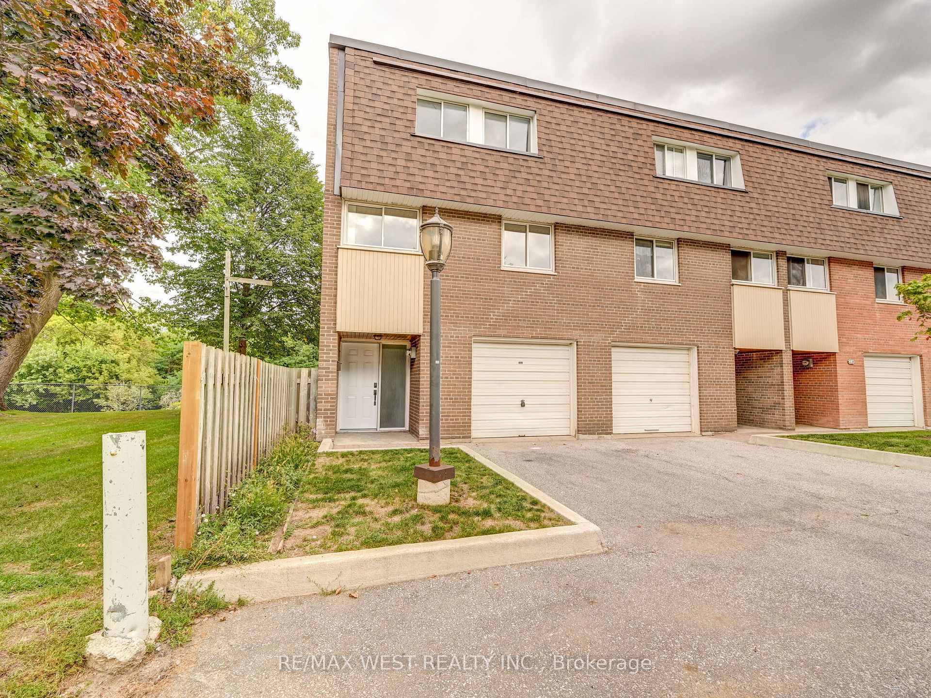 3 Bedrooms Condo at 22 Tandridge, Toronto For sale