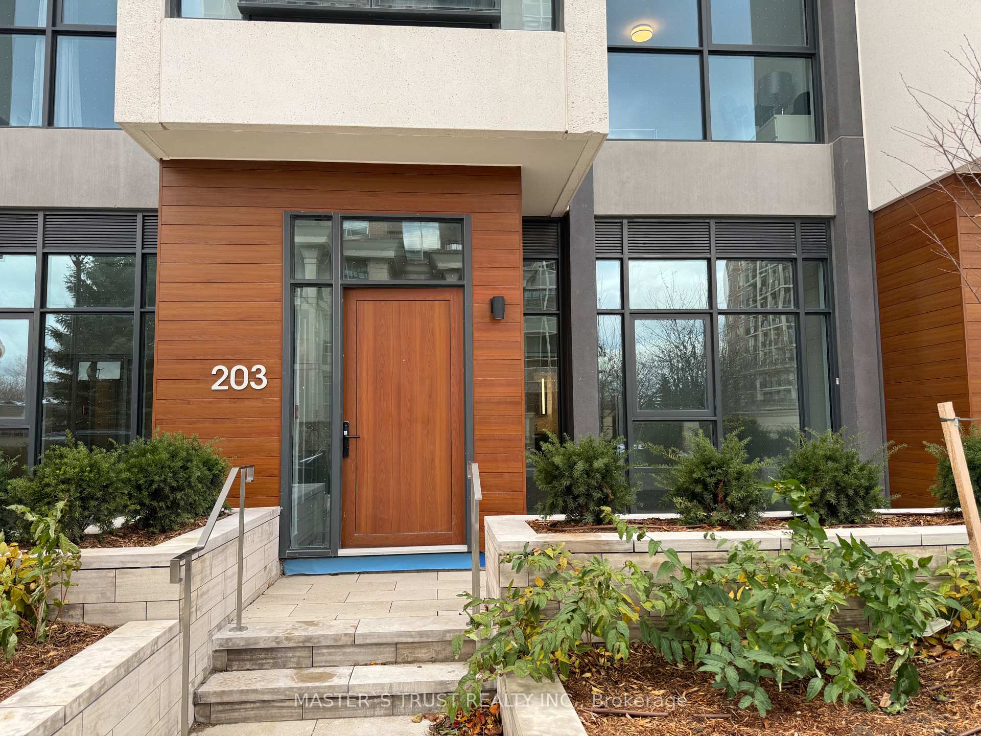 2 Bedrooms Condo at 30 IN ON THE PARK, Toronto For sale