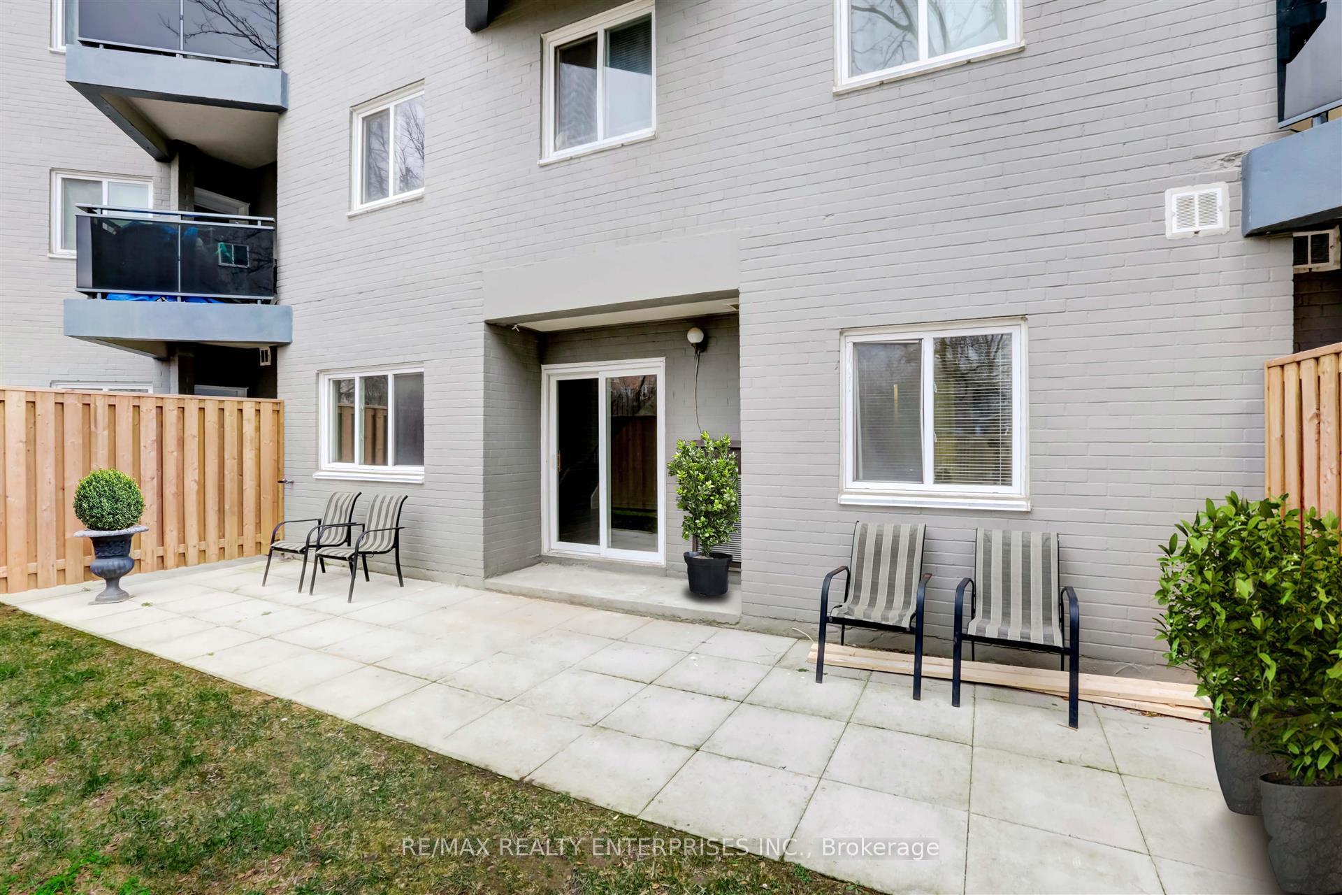 3 Bedrooms Condo at 2001 Bonnymede, Mississauga For sale